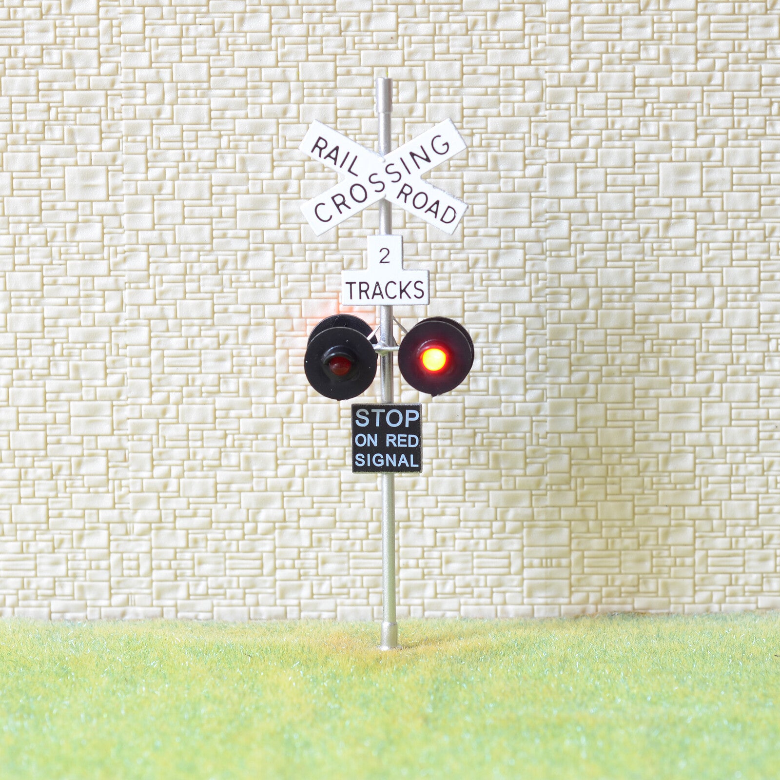 2 x O scale railroad crossing signals 4 heads + 1 circuit board flasher #2SL4X