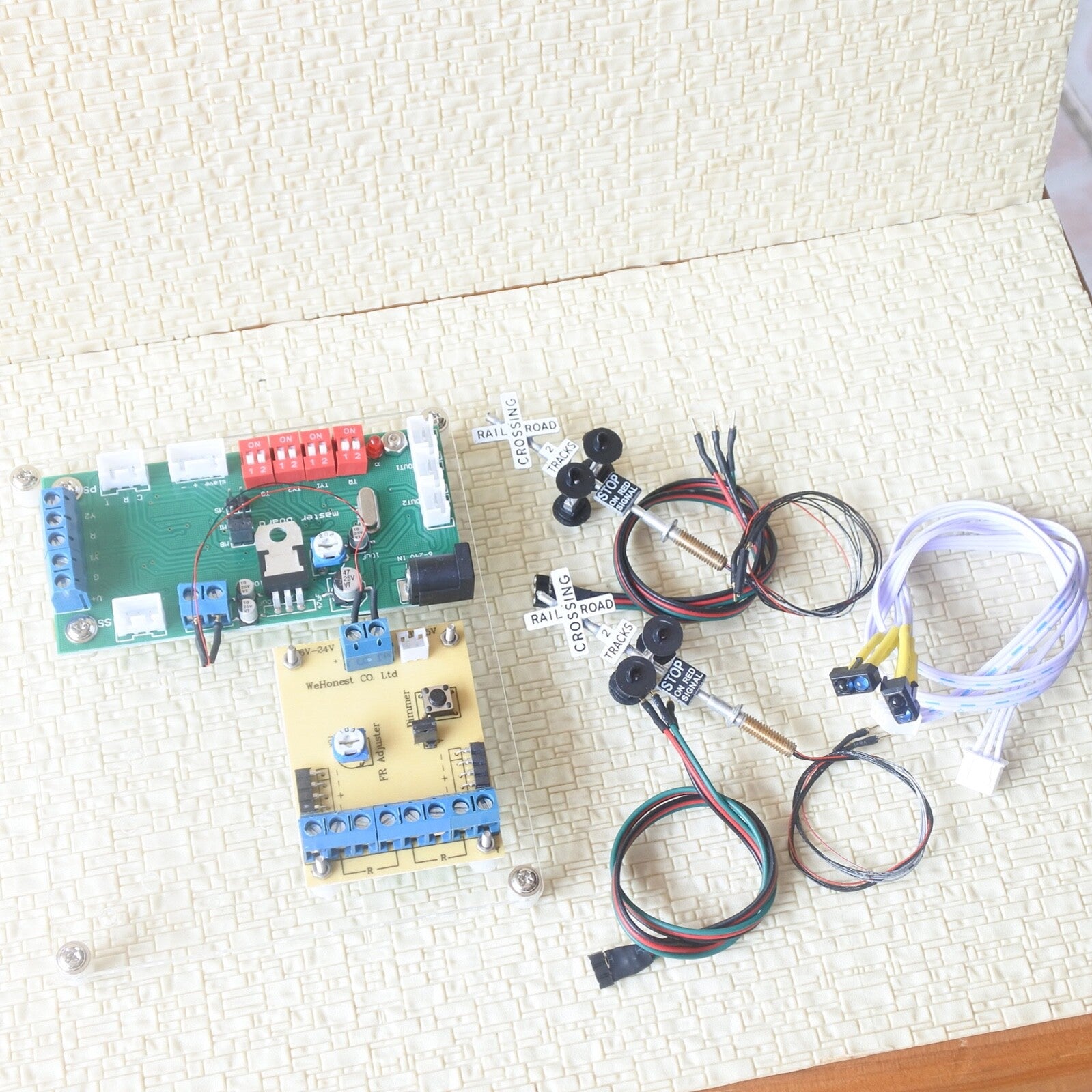 1 set crossing signals + automatic IR sensors controller flash by train detector