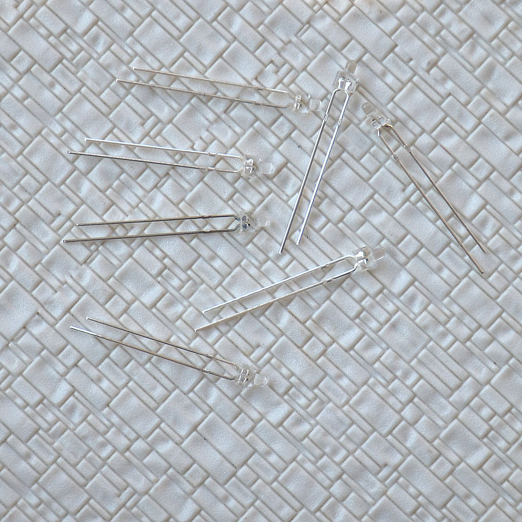 20 pcs auto flash / twinkle Light Emitting Diode LEDs 2mm Clear with Red light