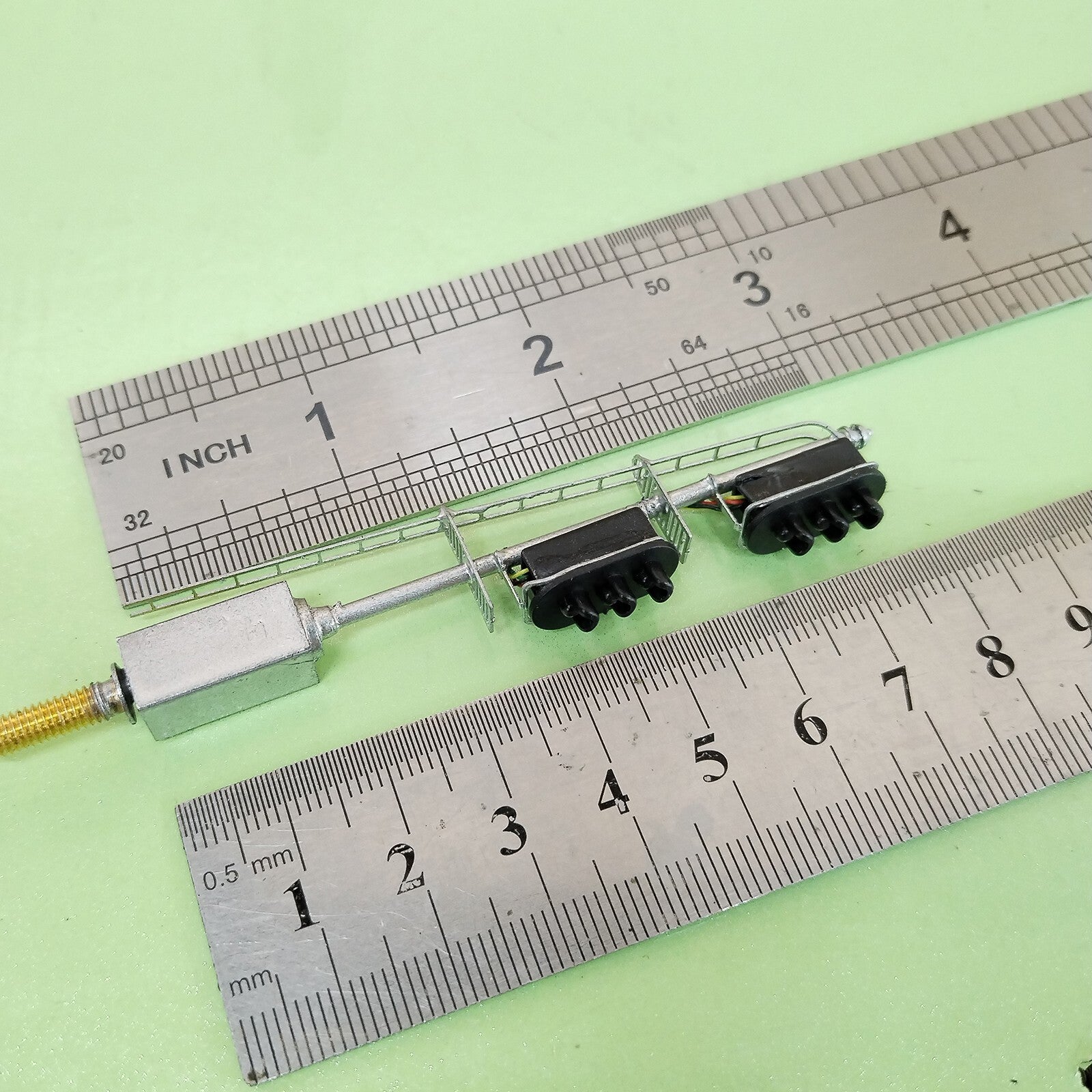 1 x HO scale model railroad tri-color block signal 2 heads with cabinet #K33C6