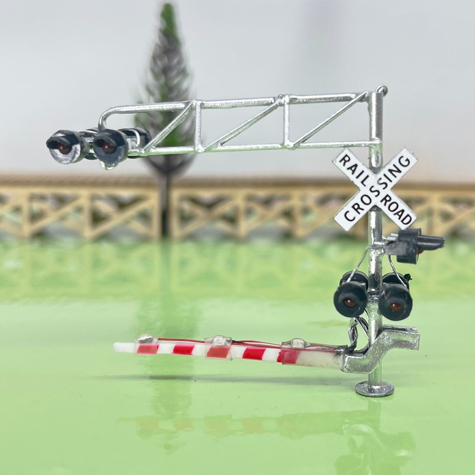 1 x N scale model cantilever grade crossing signal gate barrier light #NC27LA