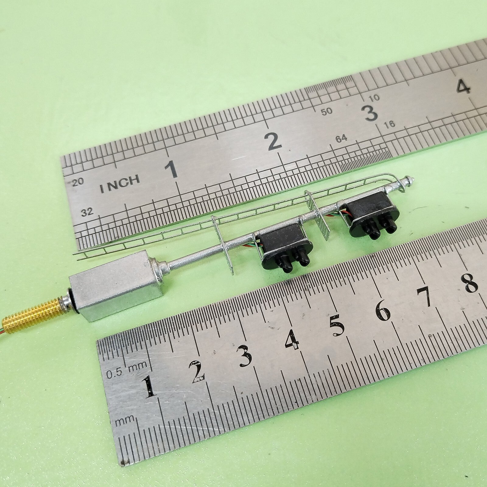 1 x HO scale model railroad tri-color block signal position with cabinet #K22C6