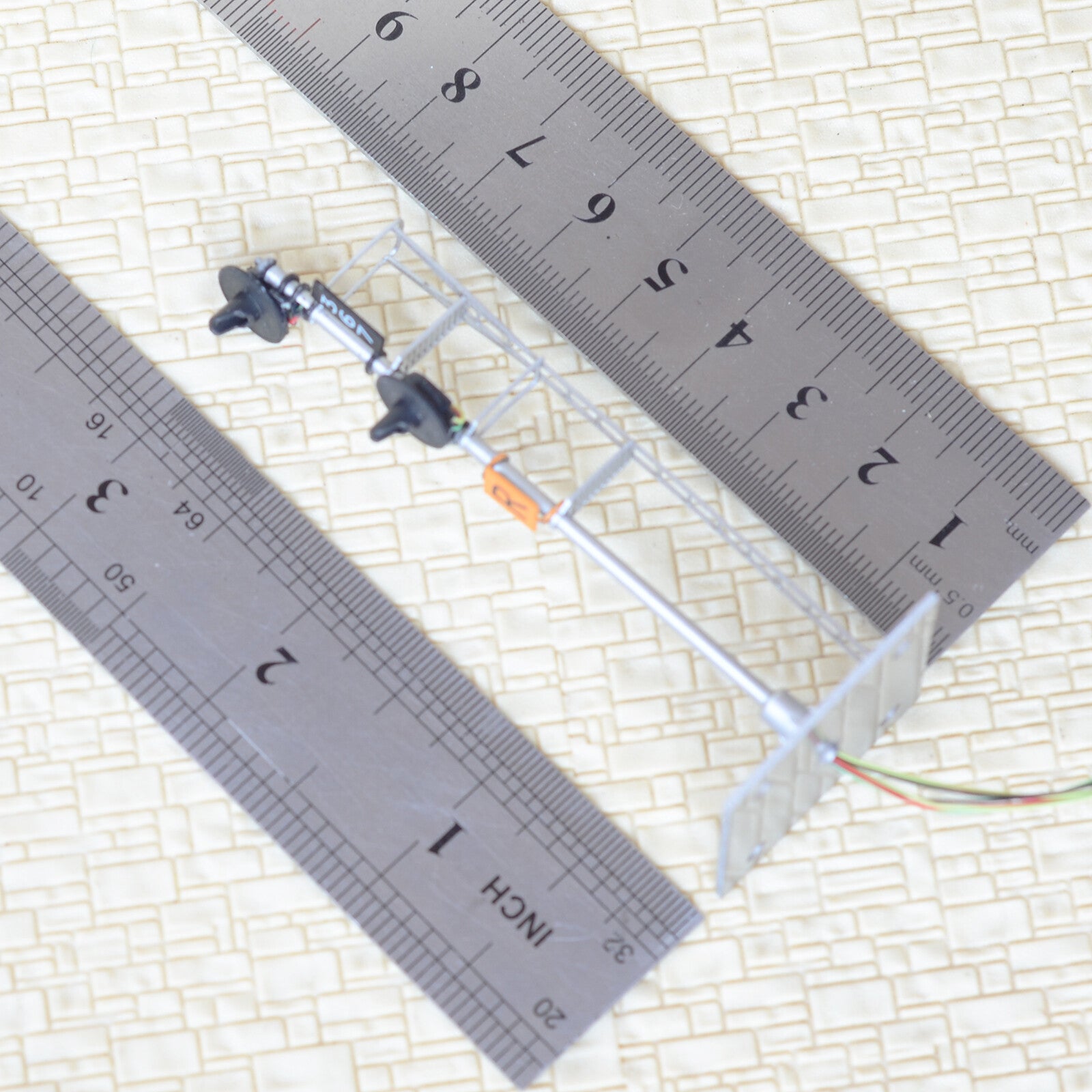 1 x HO scale model railroad 3-colors searchlight signal 2 heads indicator #I2