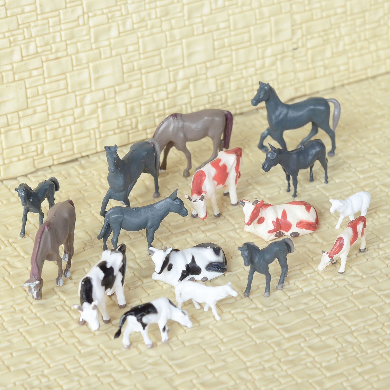 16 x HO scale model railroad scene farm animals mixed horse cow pony goat donkey