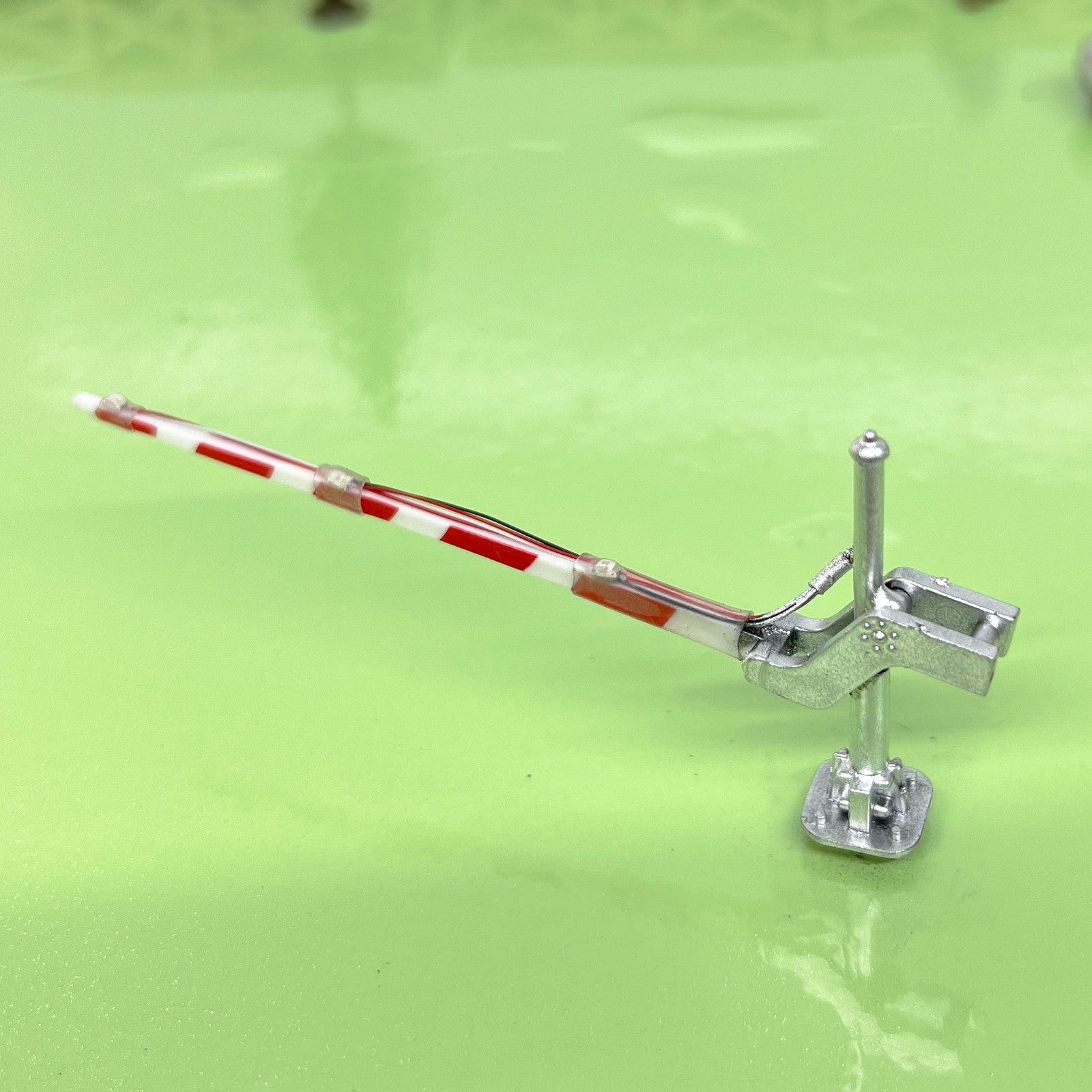 2 x HO scale model railroad grade crossing arm gate stop lever W light on gate