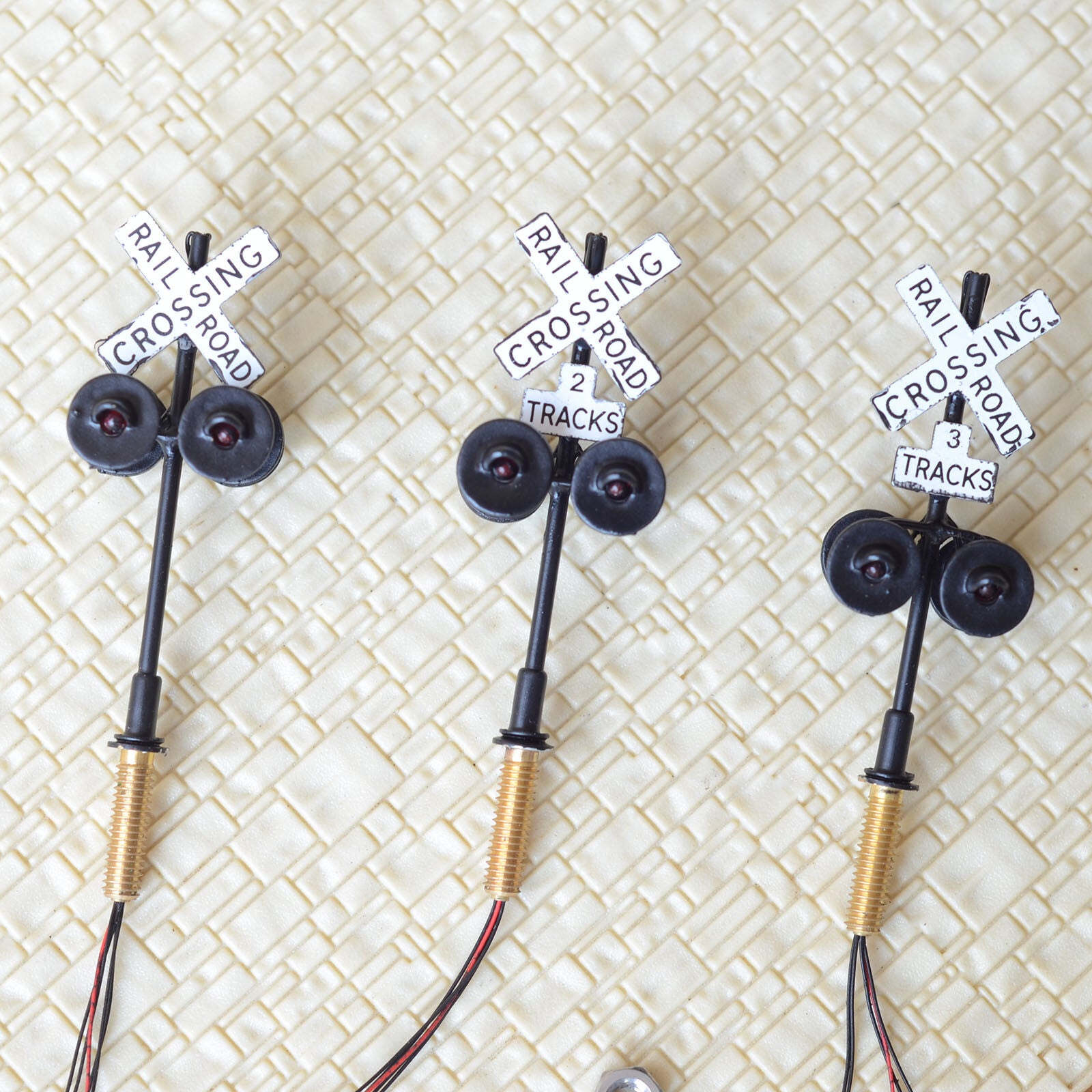 2 x HO scale railroad crossing signals 2 tracks + 1 circuit board flasher #BL04