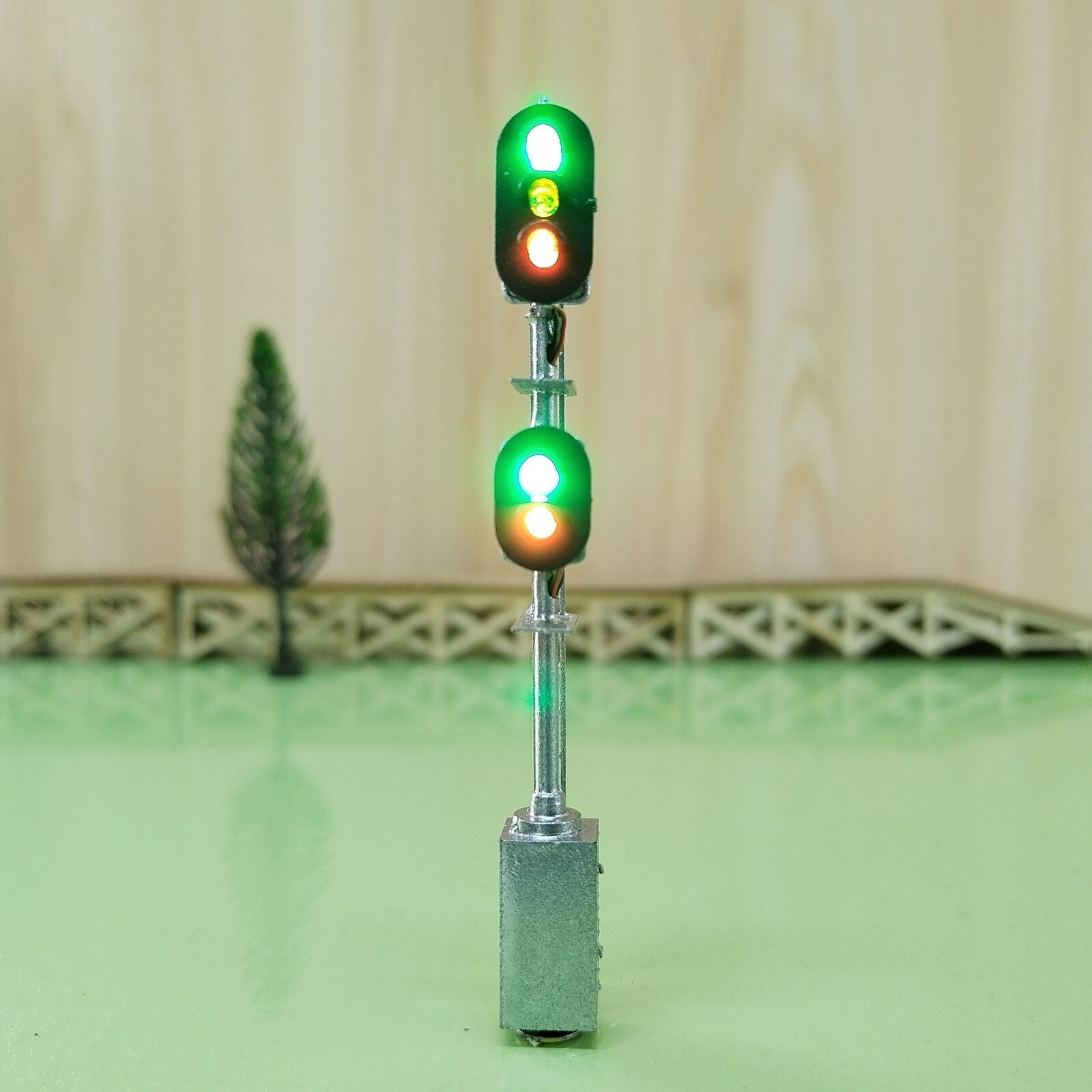 1 x HO scale model railroad tri-color block signal position with cabinet #K32C6