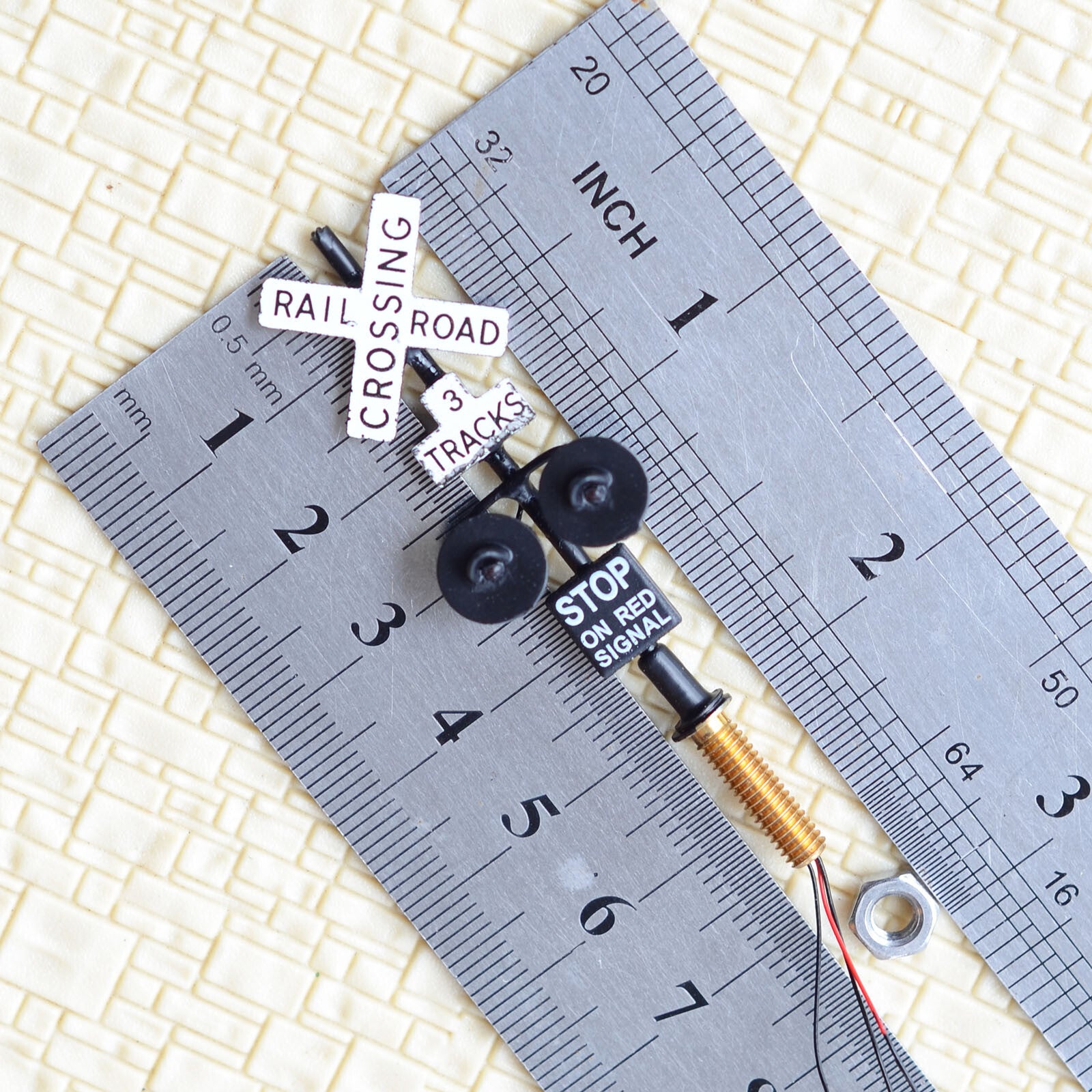 2 x HO scale 3 tracks grade crossing signals + 1 circuit board flasher #3B2