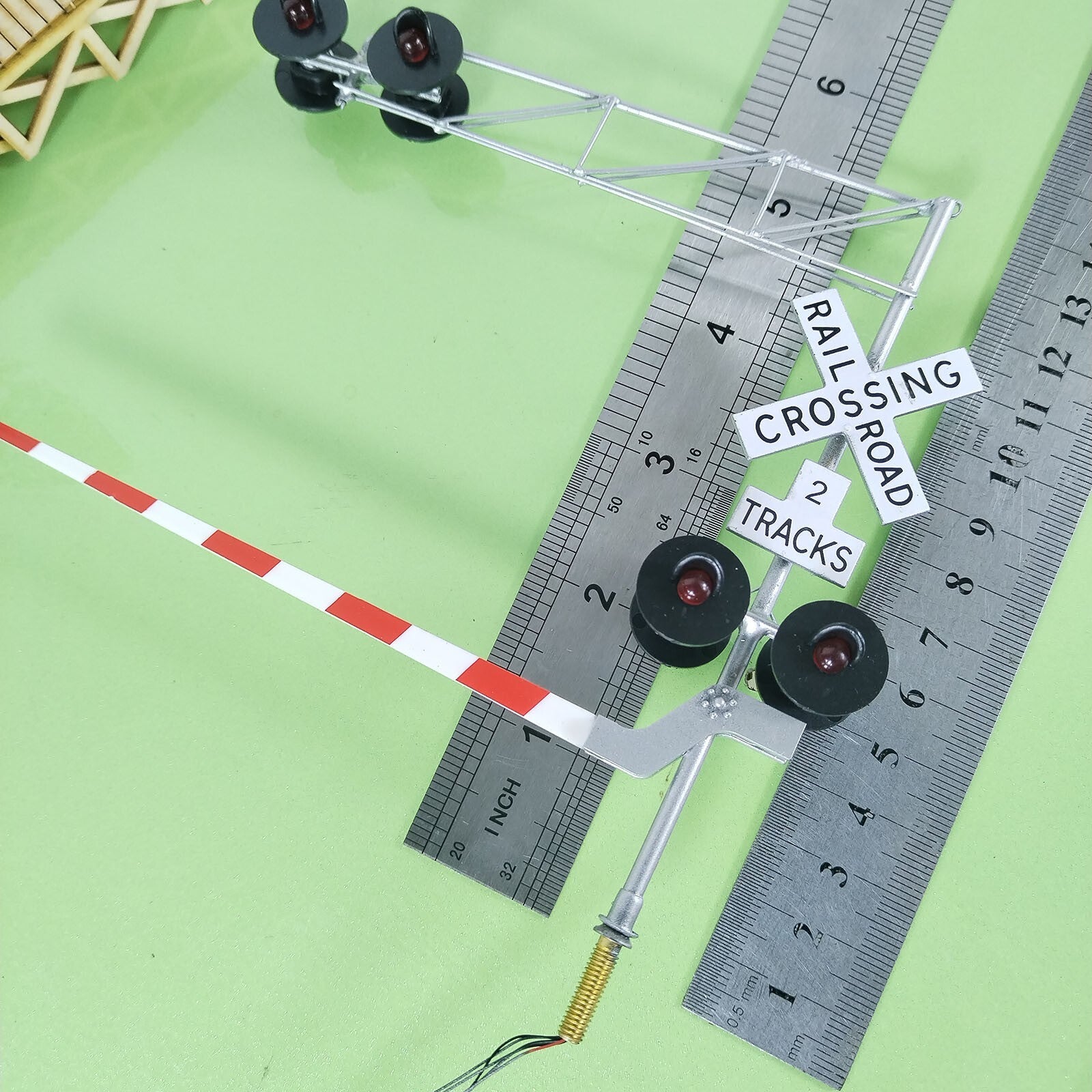 1 x O scale model cantilever grade crossing signal with gate arm barrier #C48DG