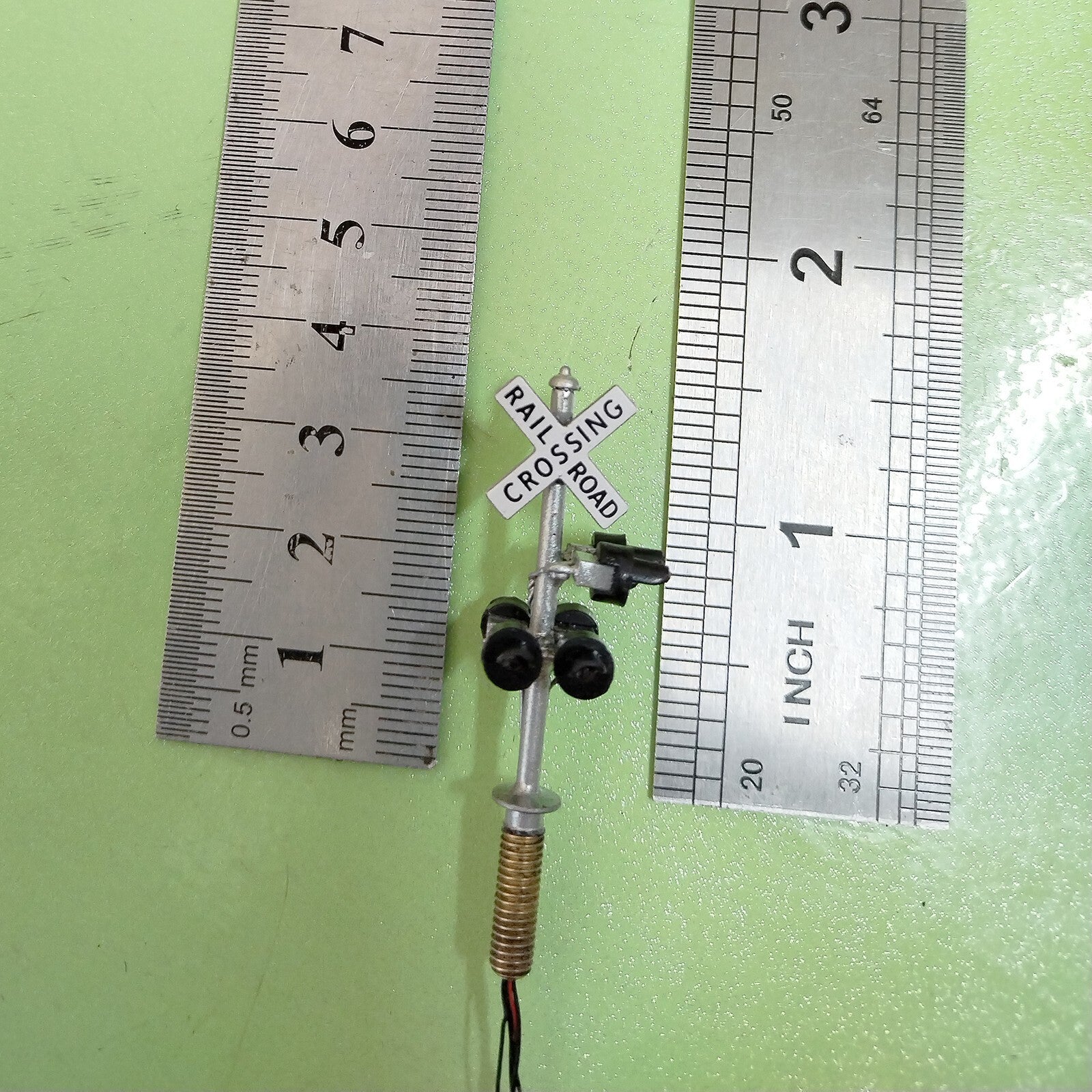 2 x N scale railroad crossing signals lights LED made with side assistant signal