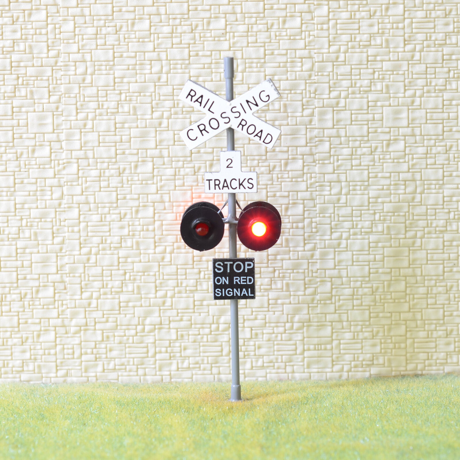 2 x O scale railroad crossing signals 4 heads + 1 circuit board flasher #2GR4X