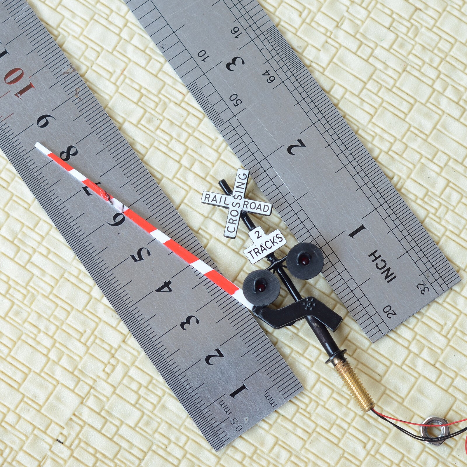 2 x HO scale railroad crossing signal arm gate stop lever flasher 2 tracks #B22