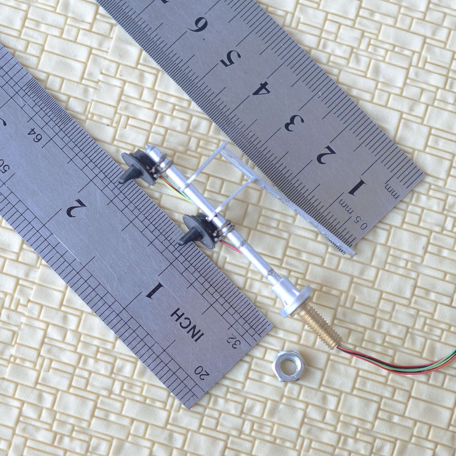 1 x HO scale model railroad LED searchlight signal 3-colors 2 heads metal #D12