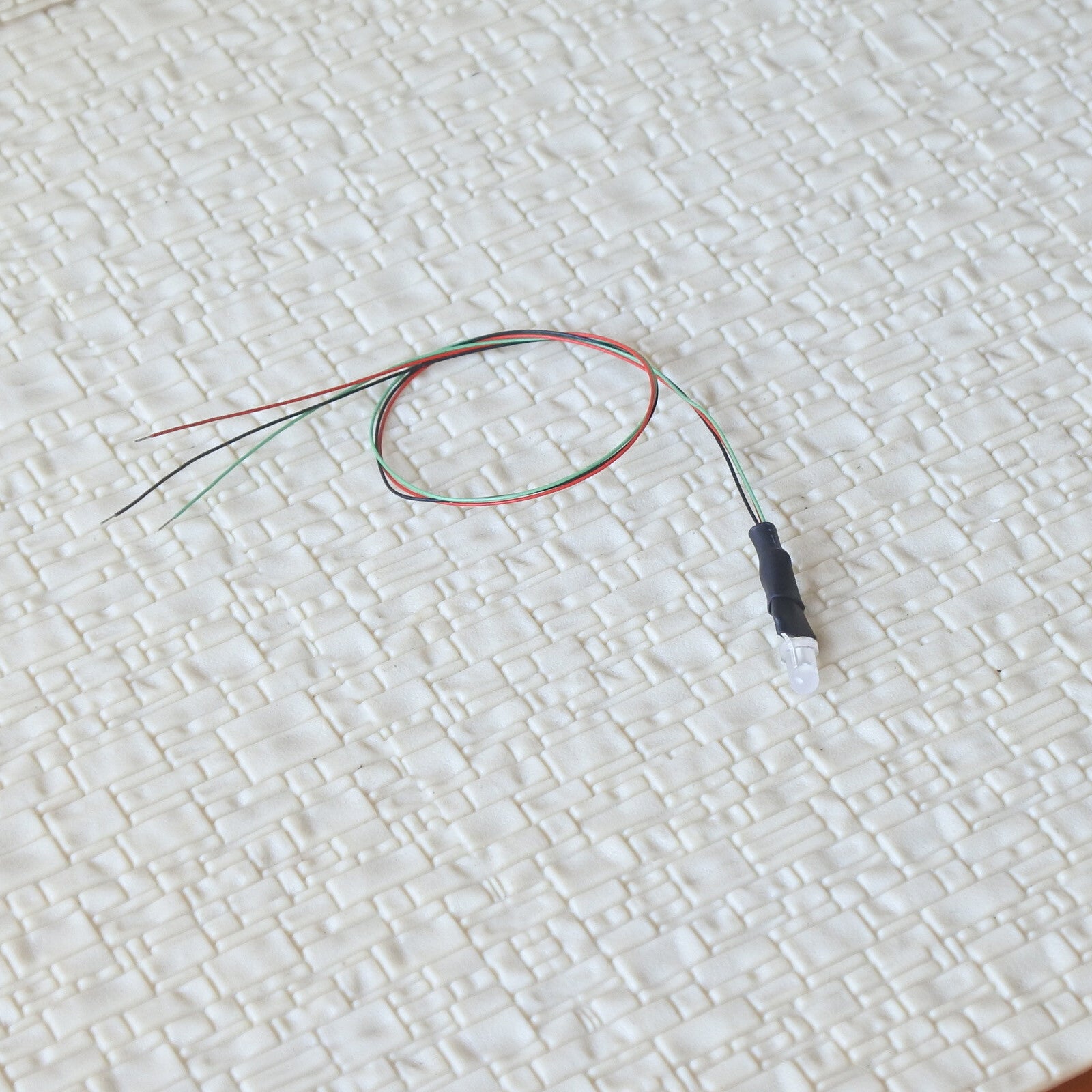 10 x pre-soldered 3mm bicolor LEDs common anode Red/Green wired 12V DC resistor