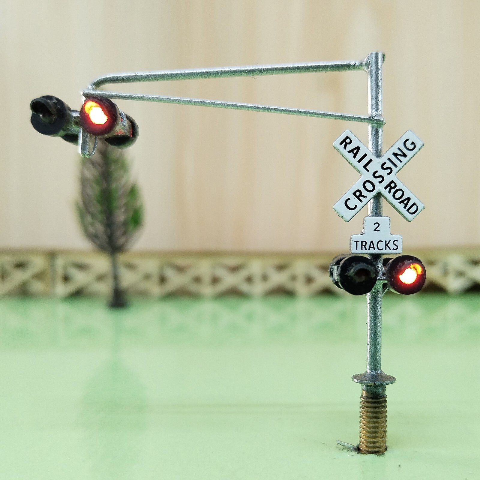 1 x N scale model cantilever grade crossing signal with handing targets #160C06