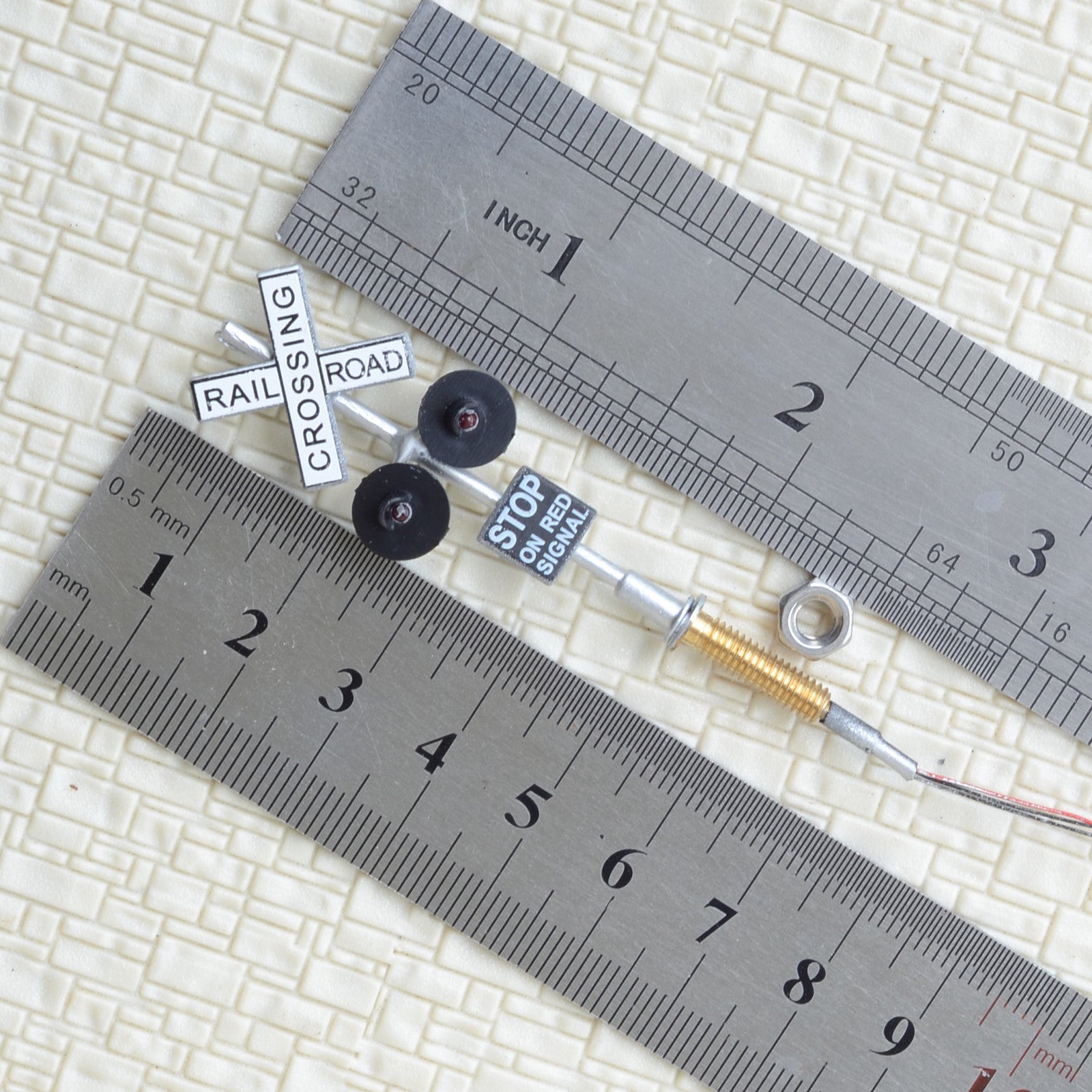 2 x HO Scale Railroad Crossing Signals 2mm LED made + Circuit board flasher #SL2