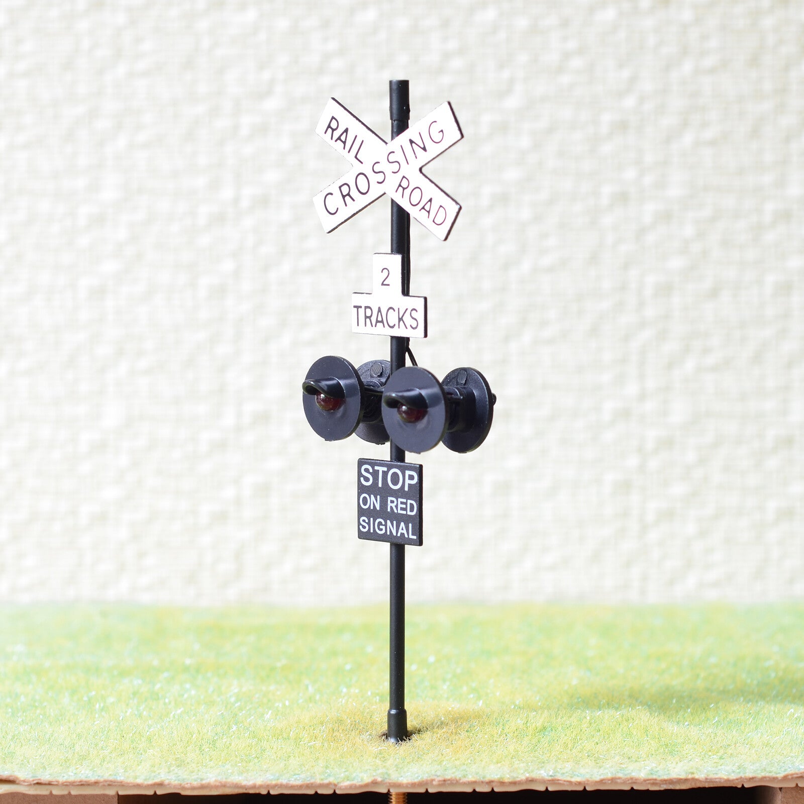 2 x O scale railroad crossing signals 4 heads + 1 circuit board flasher #2BL4X