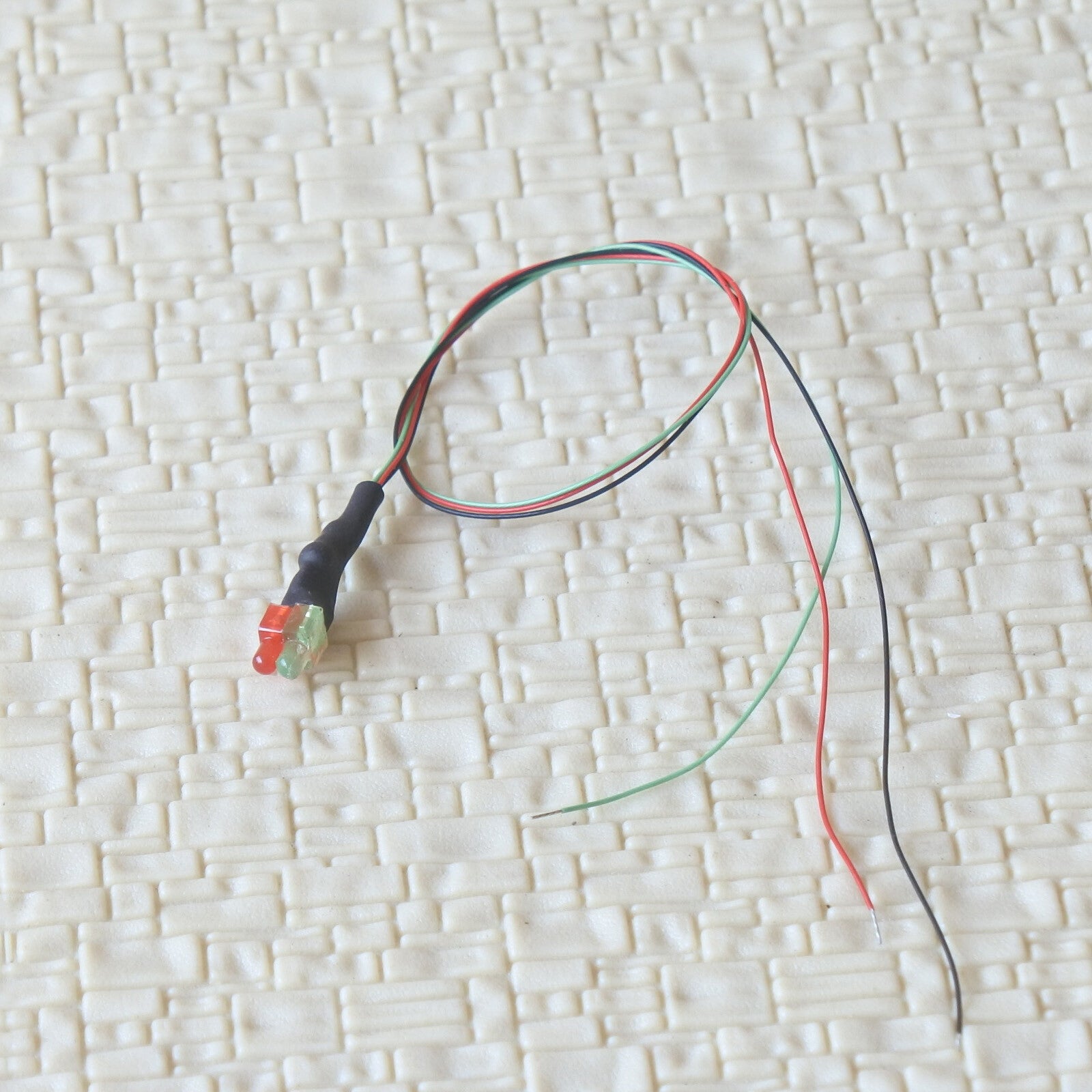 10 x pre-soldered 2mm bicolor LEDs flashing red + constant green wired resistor