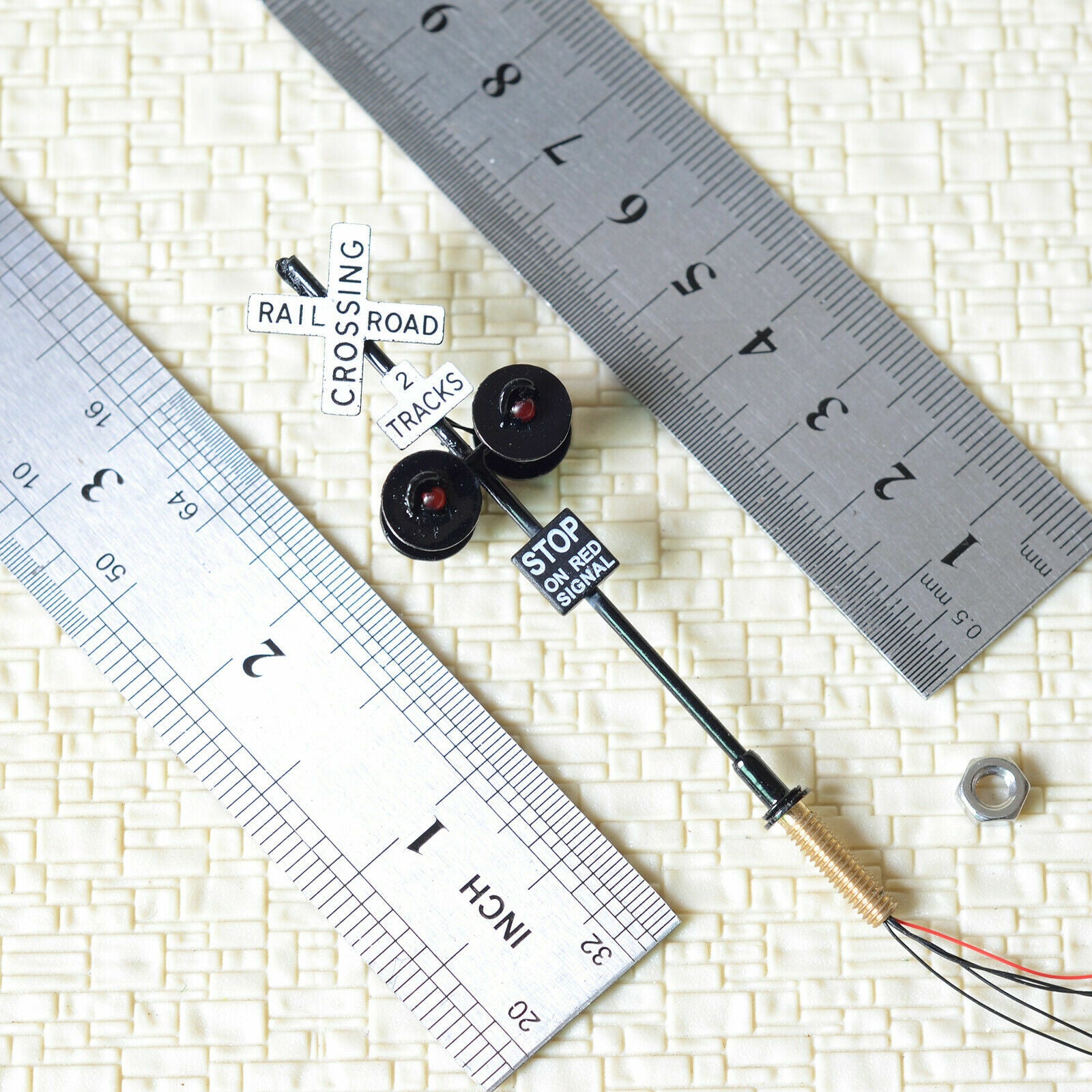 2 x OO scale crossing signals + 1 automatic control system sound effect & flash