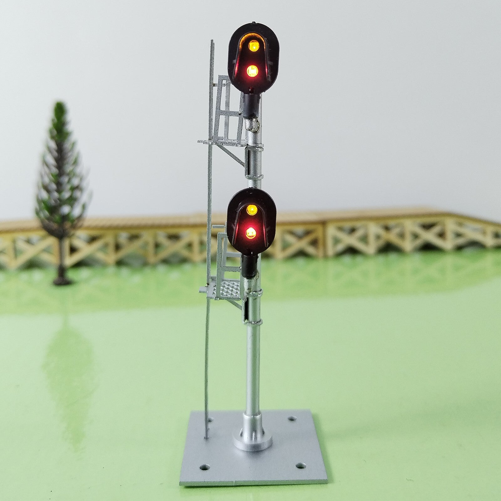 1 x HO scale 2 over 2 colors light Darth Vader style block signals siding #F22