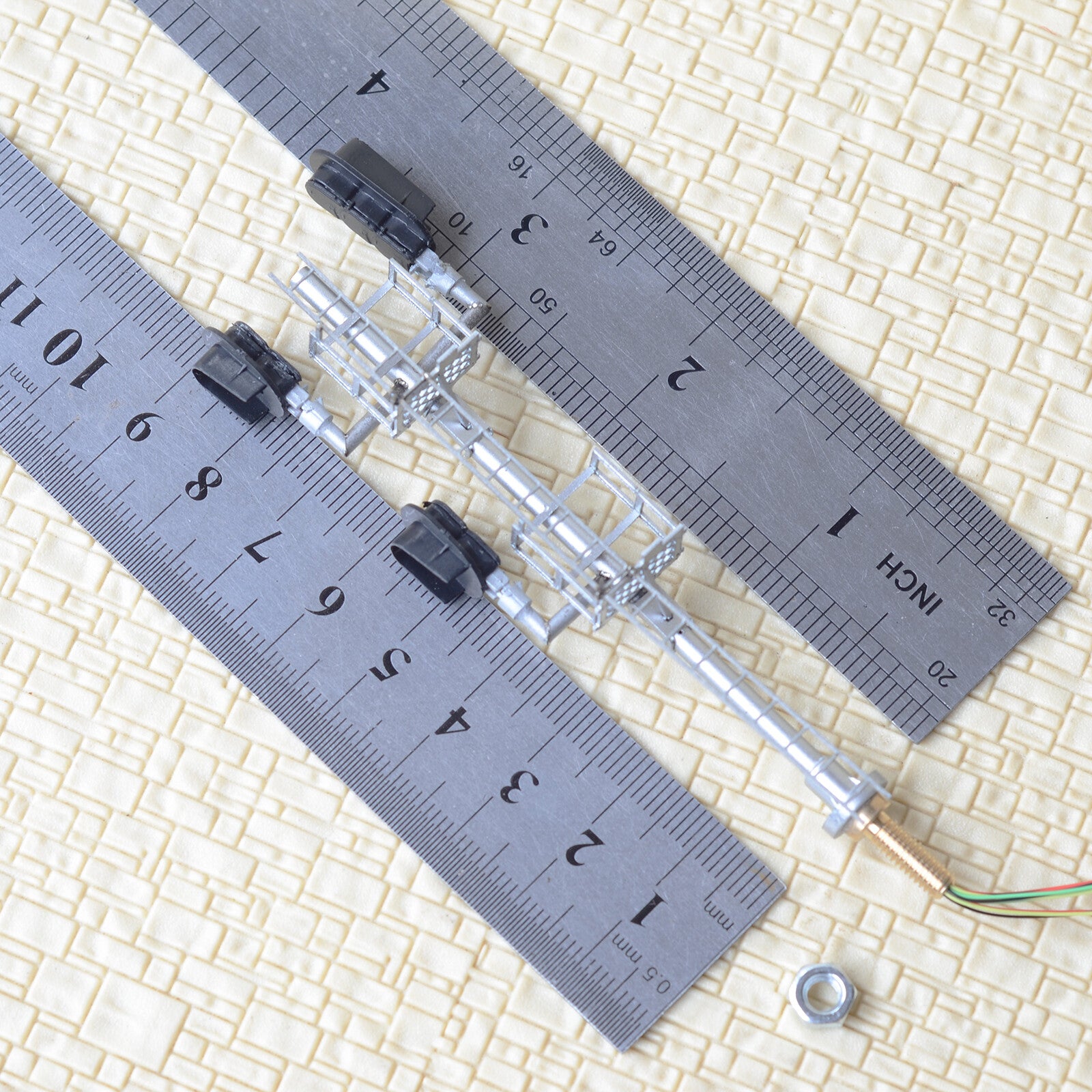 1 x HO scale Bi-Directional 3 / 2 and 2 color Intermediate block signal #F322TY