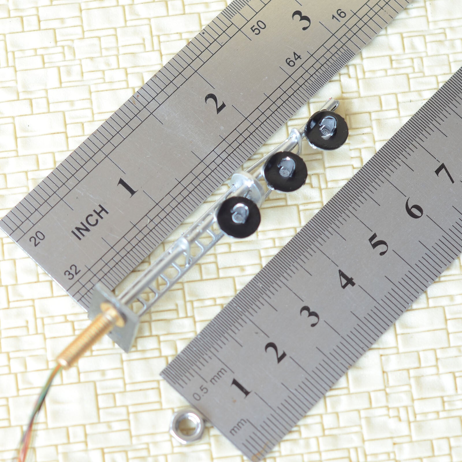 1 x HO scale searchlight interlocking signal block LED tri-colors 3 heads silver