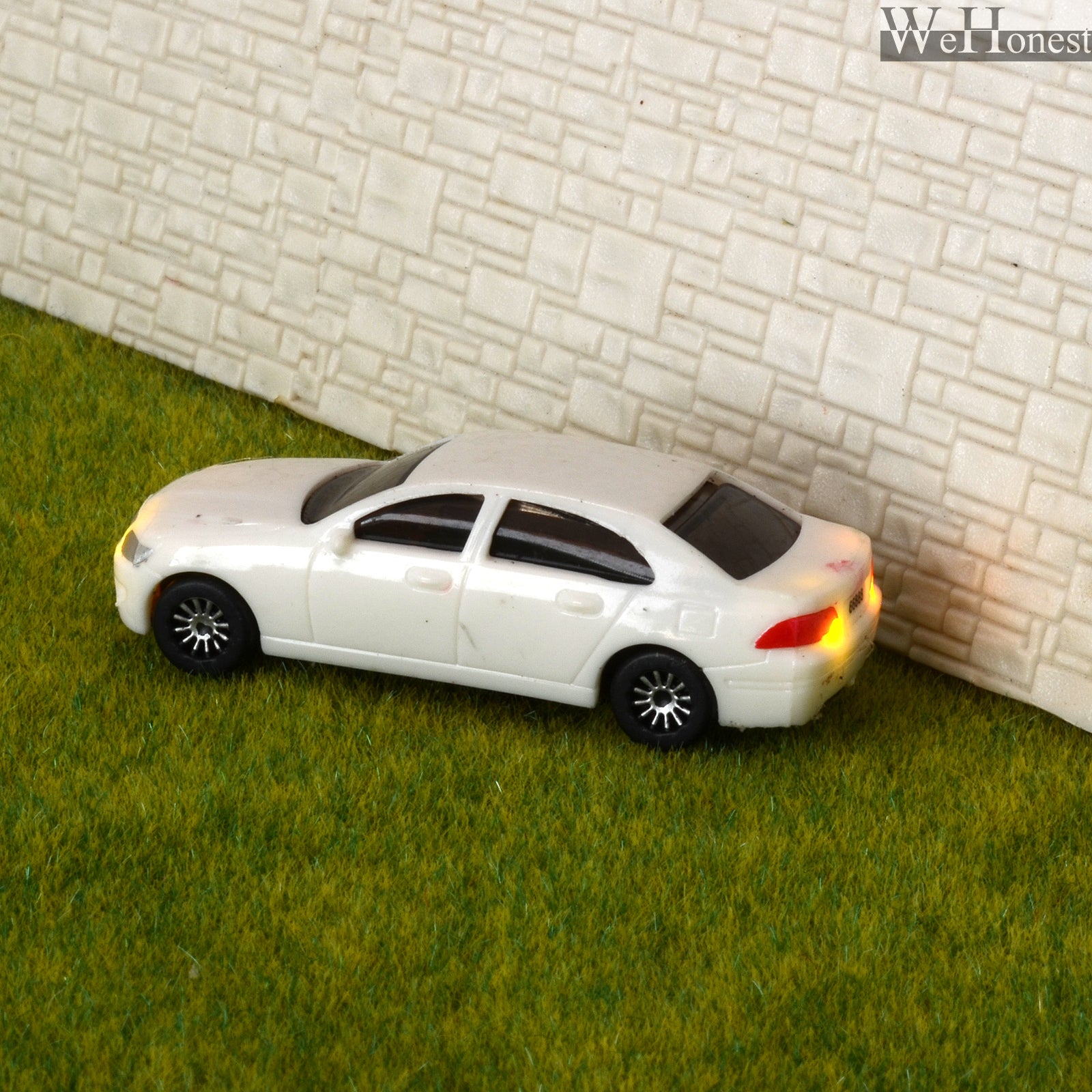 8 x OO Scale 1:75 Lighted Cars with 4 flashing amber led lights ( alerming )