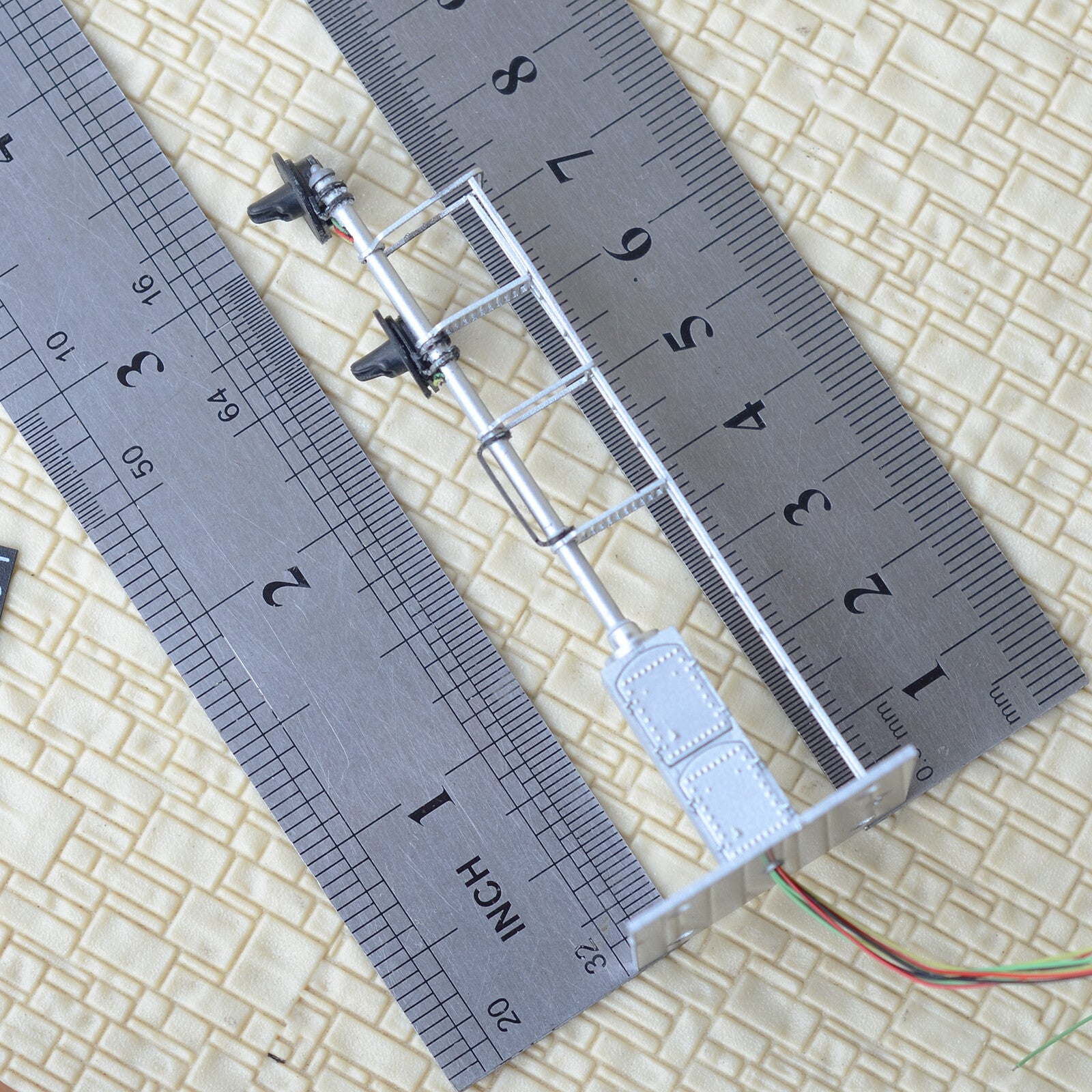 1 x HO scale model railroad 3-colors searchlight signal metal cabinet 2 head #23