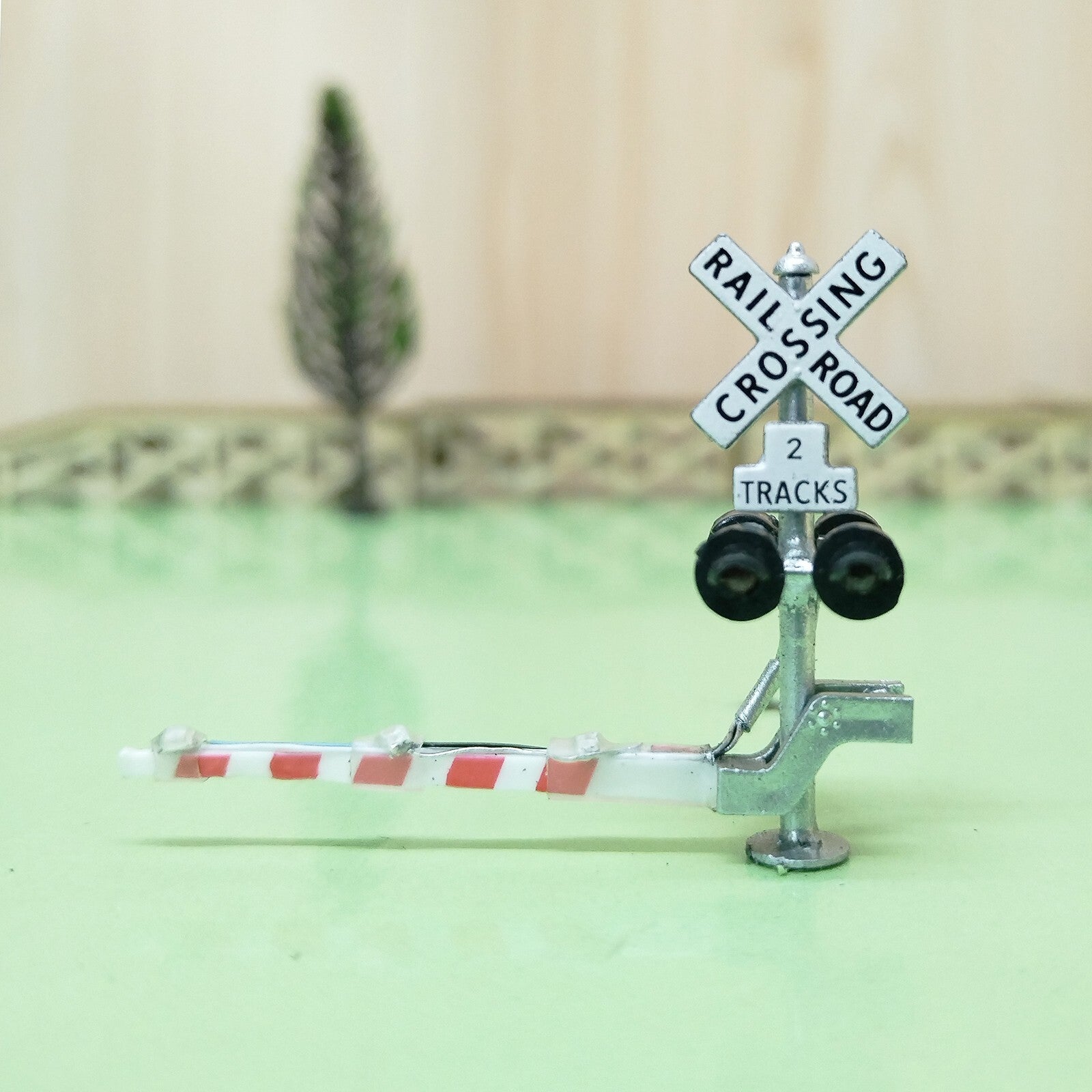 2 x N scale model grade crossing signal gate stop lever with lights on gate #NLG