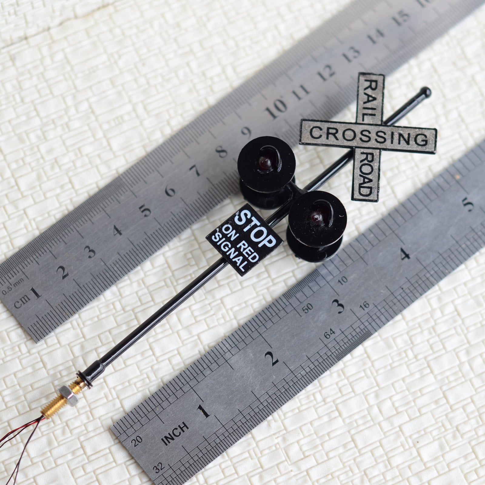 4 pcs O Scale Railroad Crossing Signals 4 heads LED made + Circuit board flasher