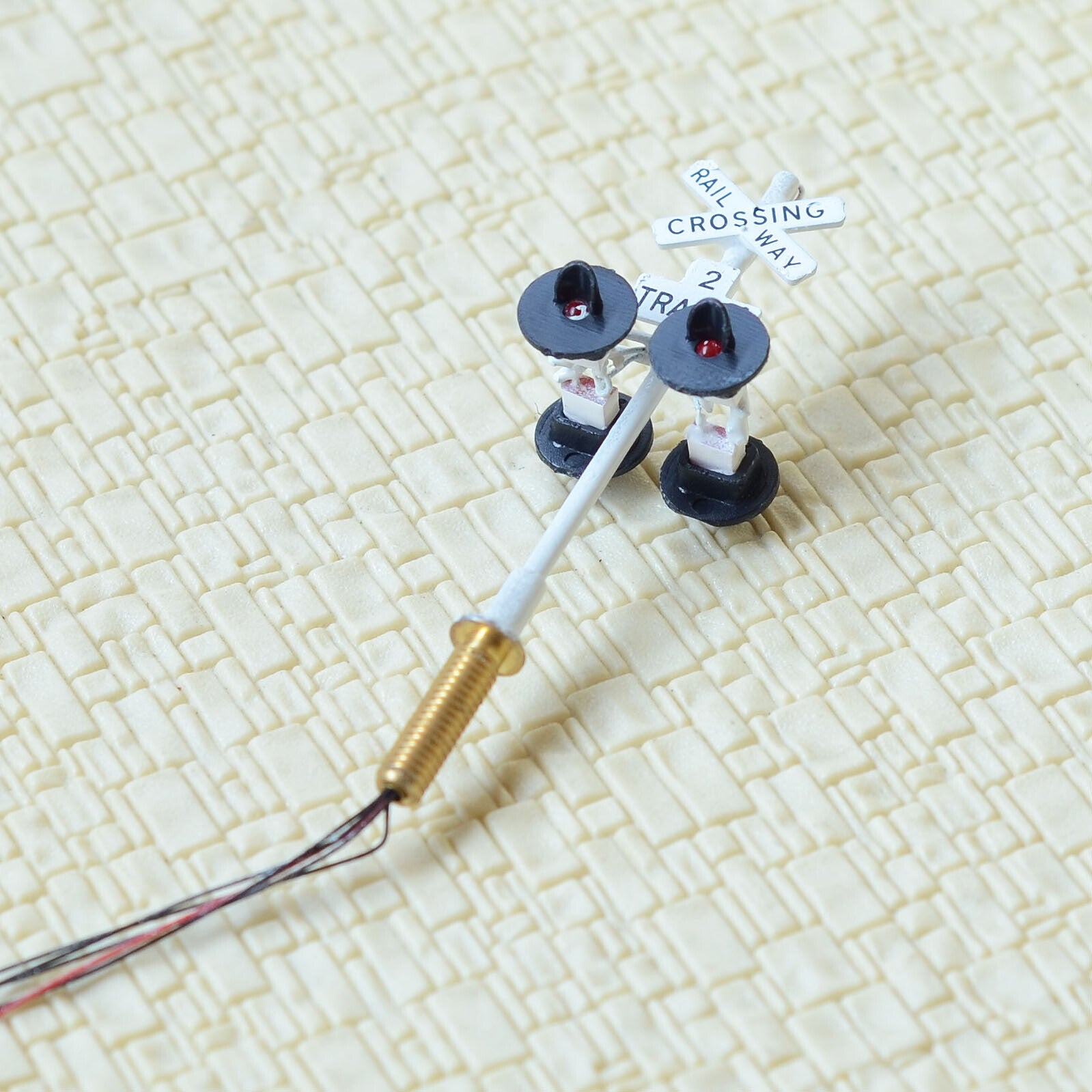 2 x HO scale railroad grade crossing signals + 1 circuit board flasher #WH420X