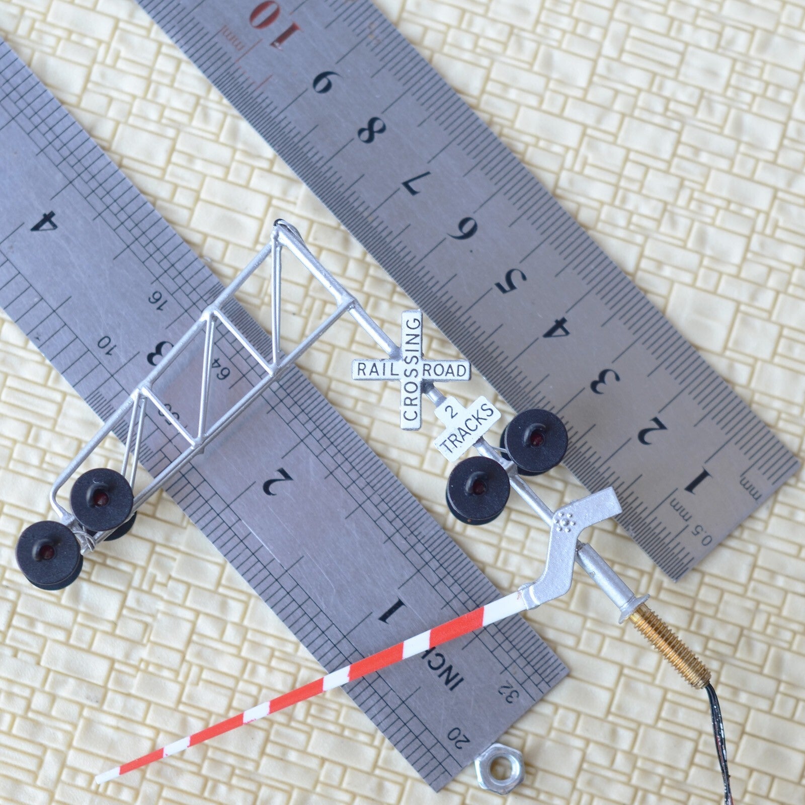 1 x HO scale model cantilever grade crossing signal with gate arm barrier #C27G