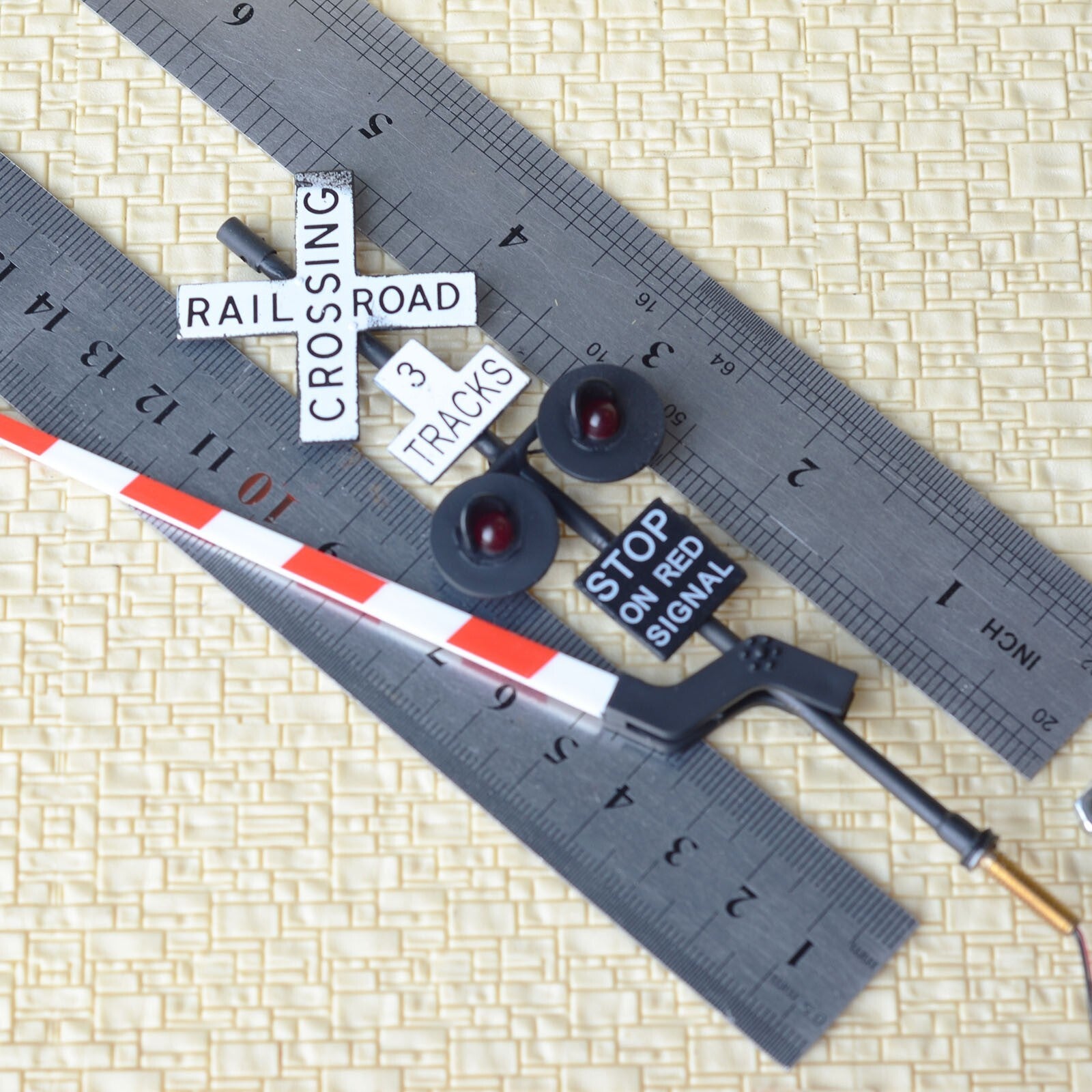 2 x O scale railroad crossing gate signal stop lever 3 tracks + flasher #48B23