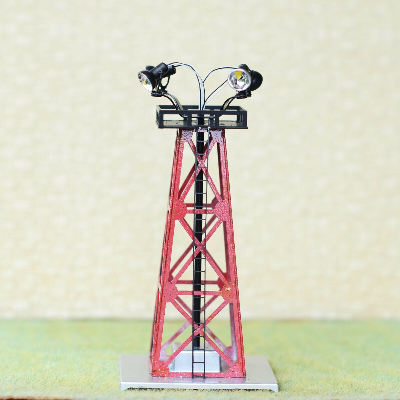 1 x HO tower light LED made yard light spot working assembled metal food #R2