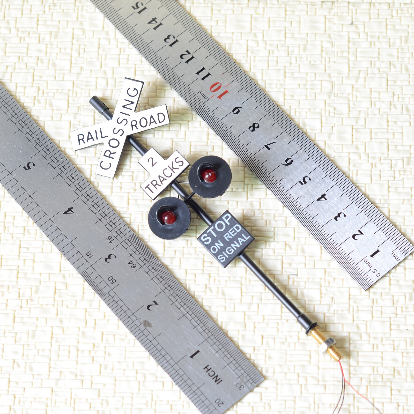 1 x O scale railroad crossing signals LED made 2 target faces 2 tracks black #X