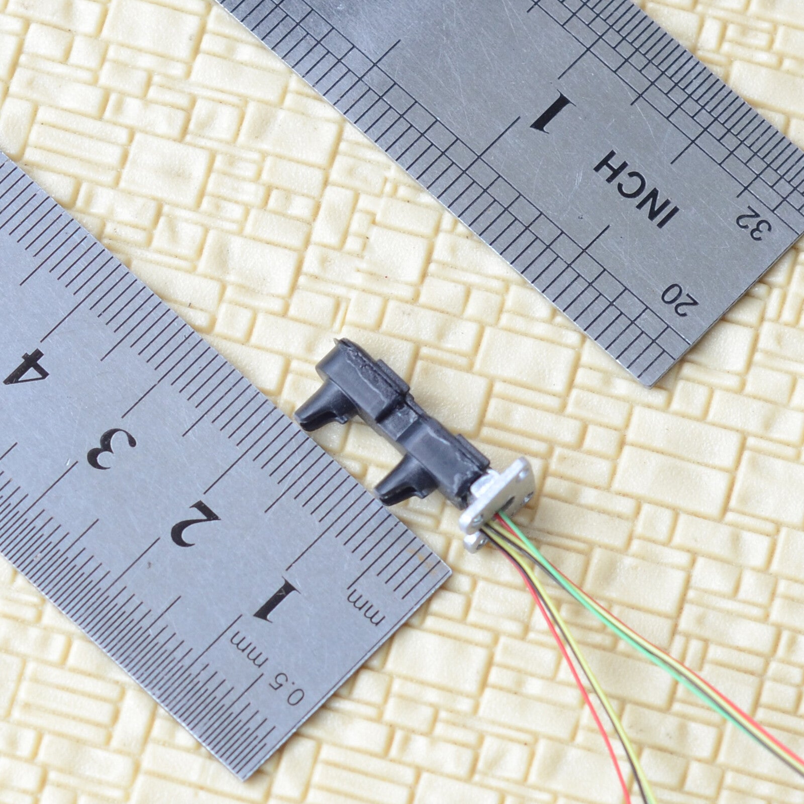 1 x HO scale dwarf searchlight signal ground 2 targets GRS SA-1 #T2CR