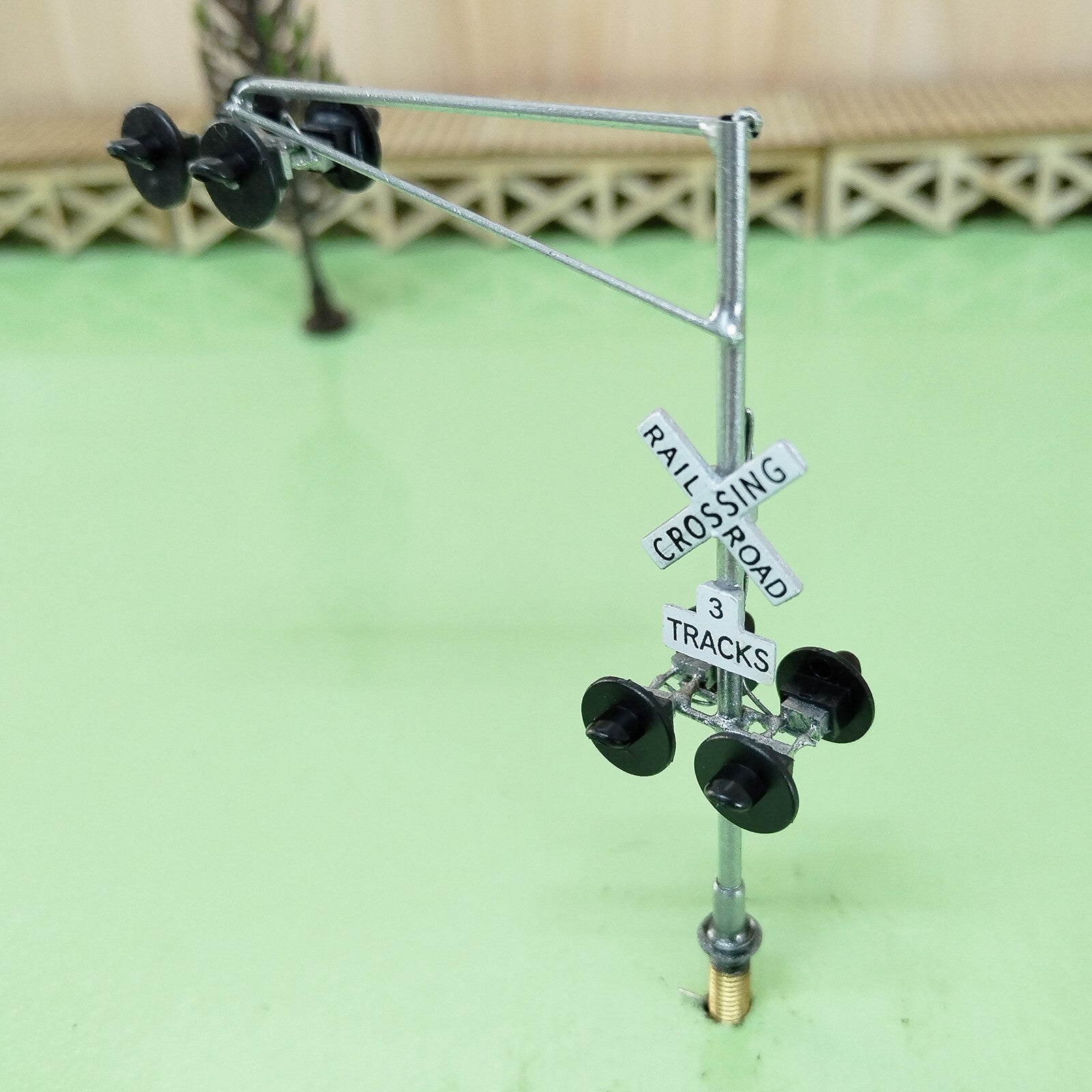 1 x HO scale model railroad cantilever grade crossing signal #C06