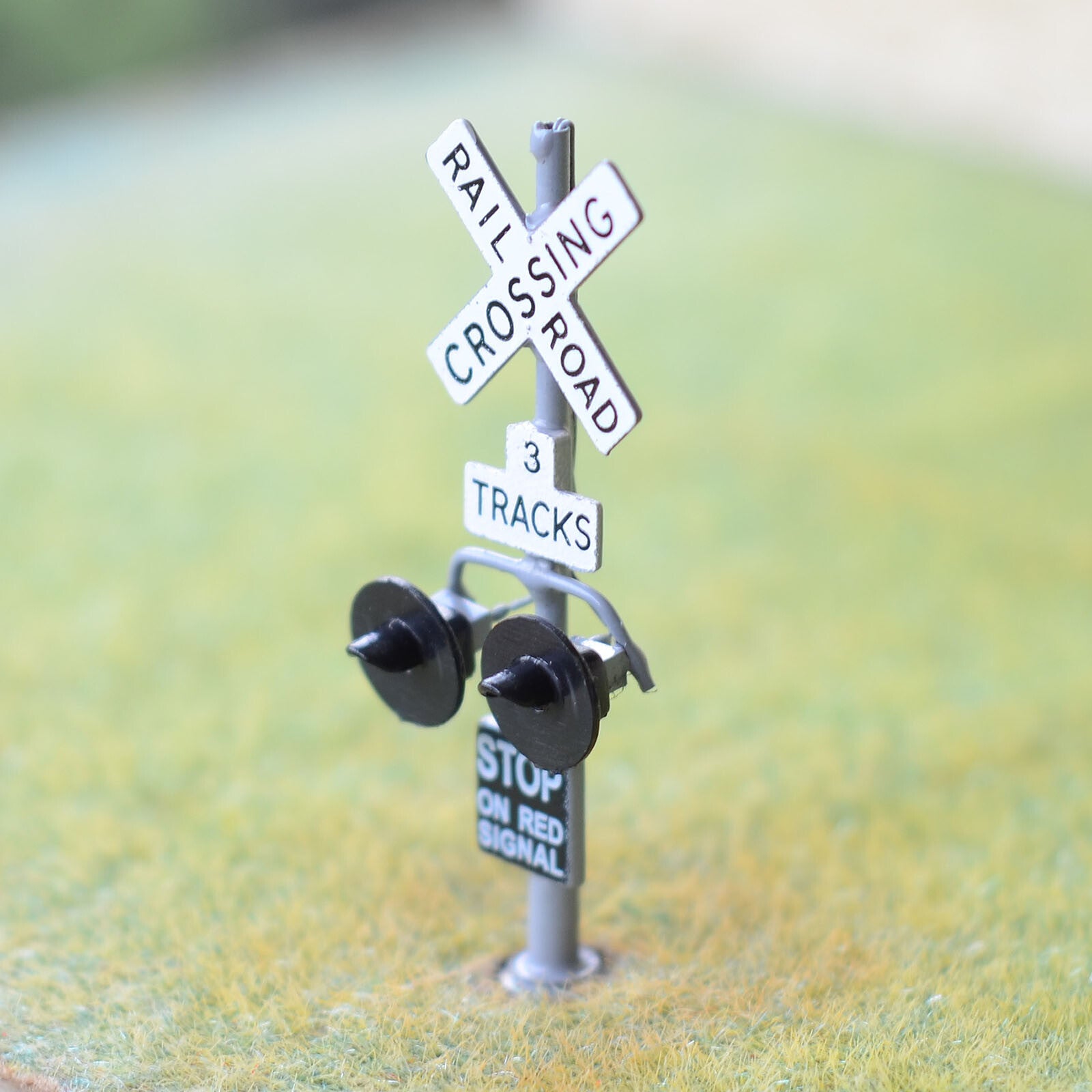 2 x HO scale 3 tracks grade crossing signals gray + 1 circuit board flasher #3G2