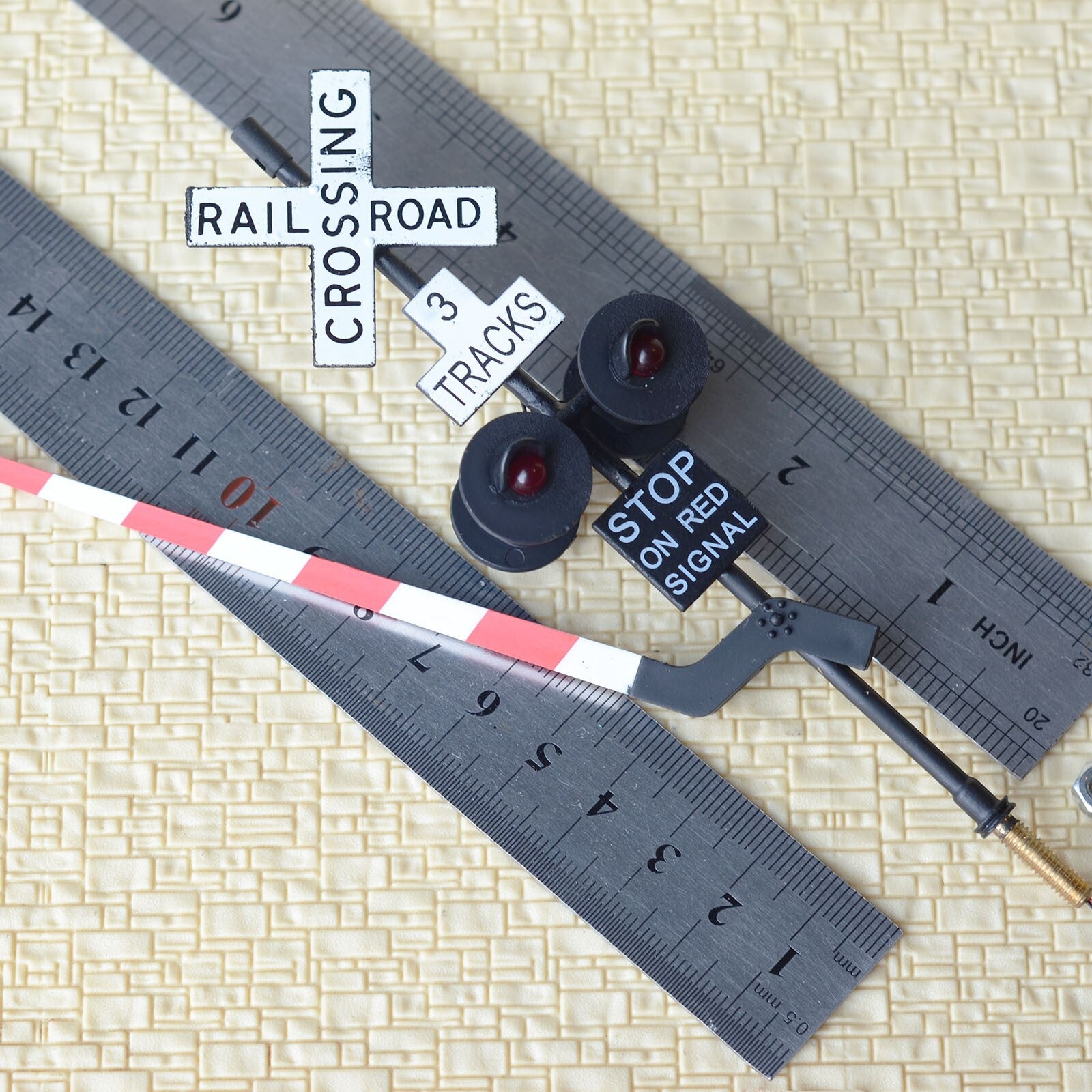 2 x O scale railroad crossing signal gate stop lever 3 tracks + flasher #48B43G