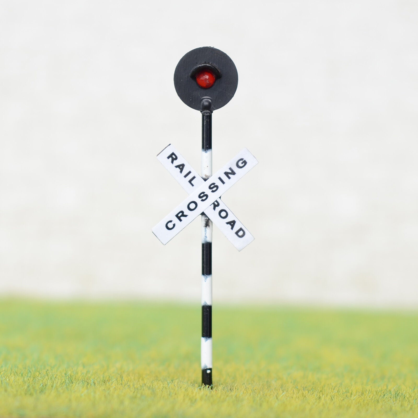 2 x HO Scale Railroad crossing signal light one target with flashing red led
