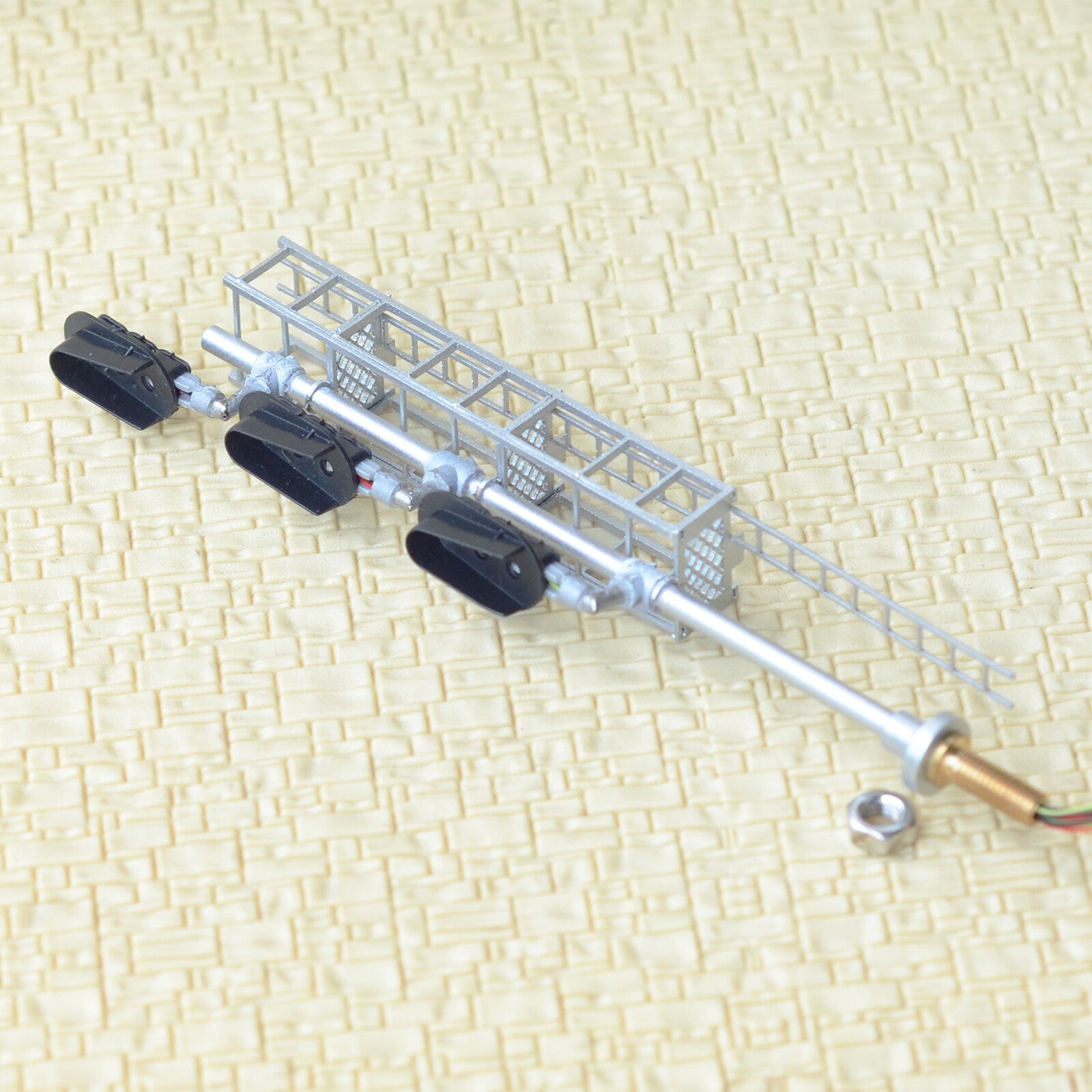 1 x HO scale model 3 colors block signal sunshield 3 heads Darth Vader style #Z3