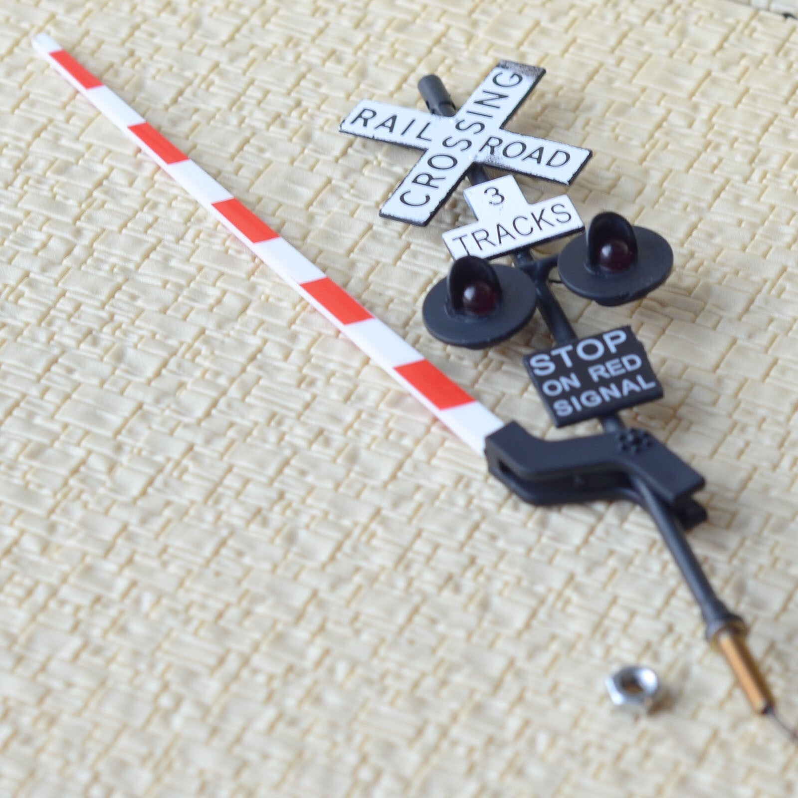 2 x O scale railroad crossing gate signal stop lever 3 tracks + flasher #48B23