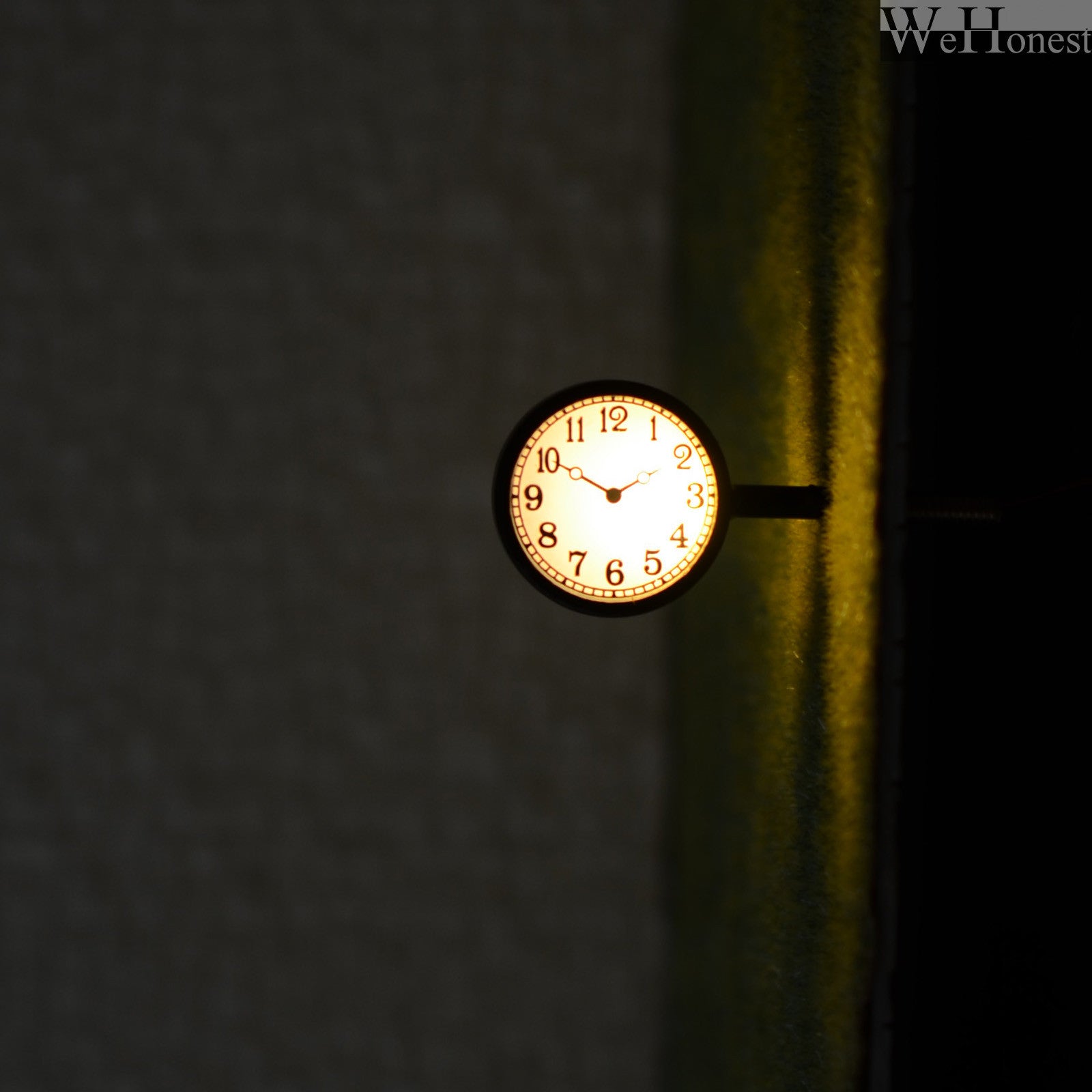 1 x O scale modern station platform wall clock LED street light illuminated