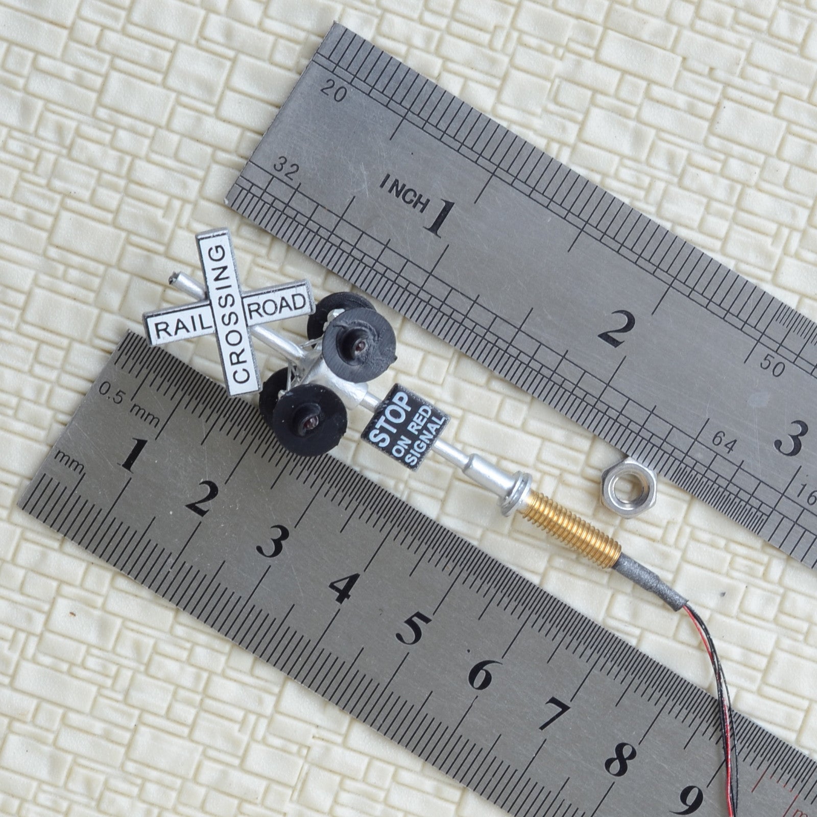 2 x HO Scale Railroad Crossing Signals 4 LEDs made + Circuit board flasher #SL4