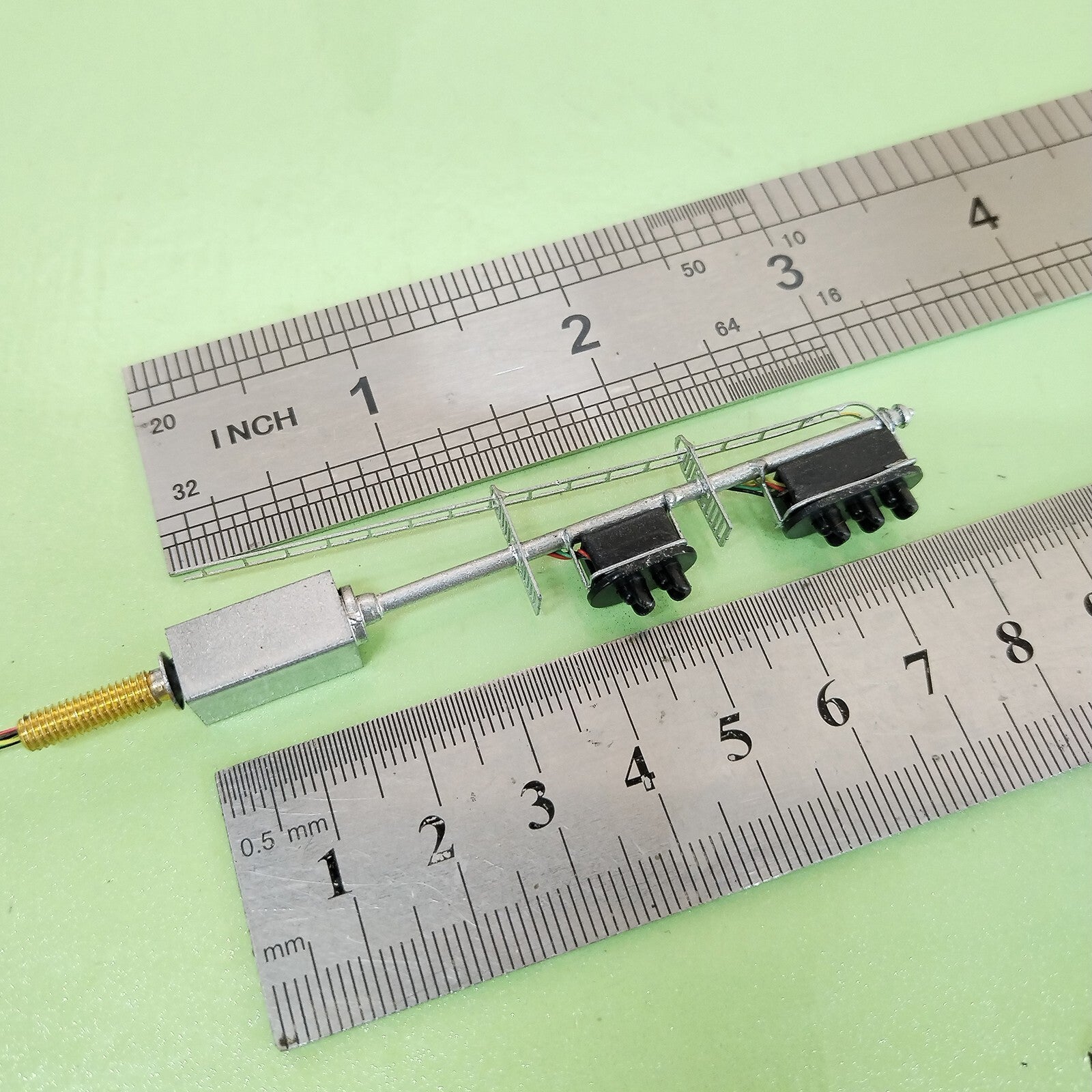 1 x HO scale model railroad tri-color block signal position with cabinet #K32C6