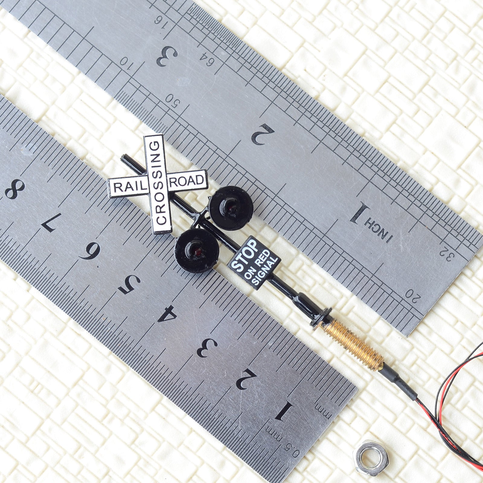 4 x HO Scale Railroad Crossing Signals 2mm LEDs made + 2 Circuit board flashers