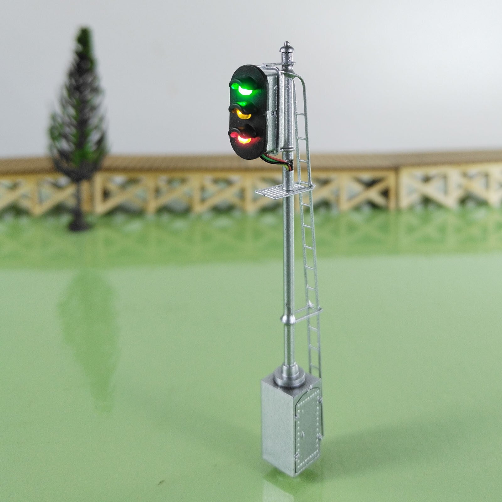 1 x HO scale model railroad tri-color block signal position with cabinet #K03C6