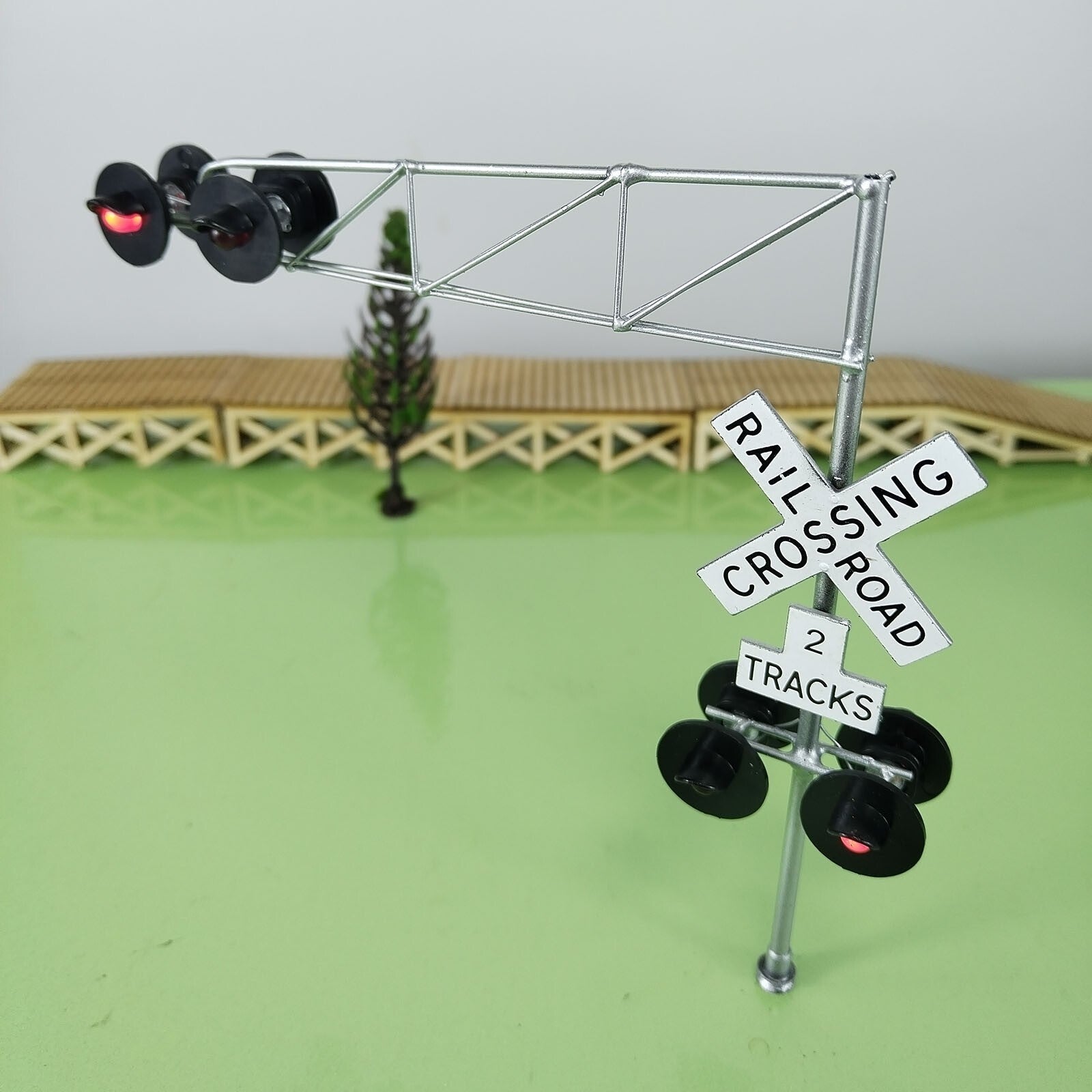 1 x O scale model cantilever grade crossing signal with gate arm barrier #C48