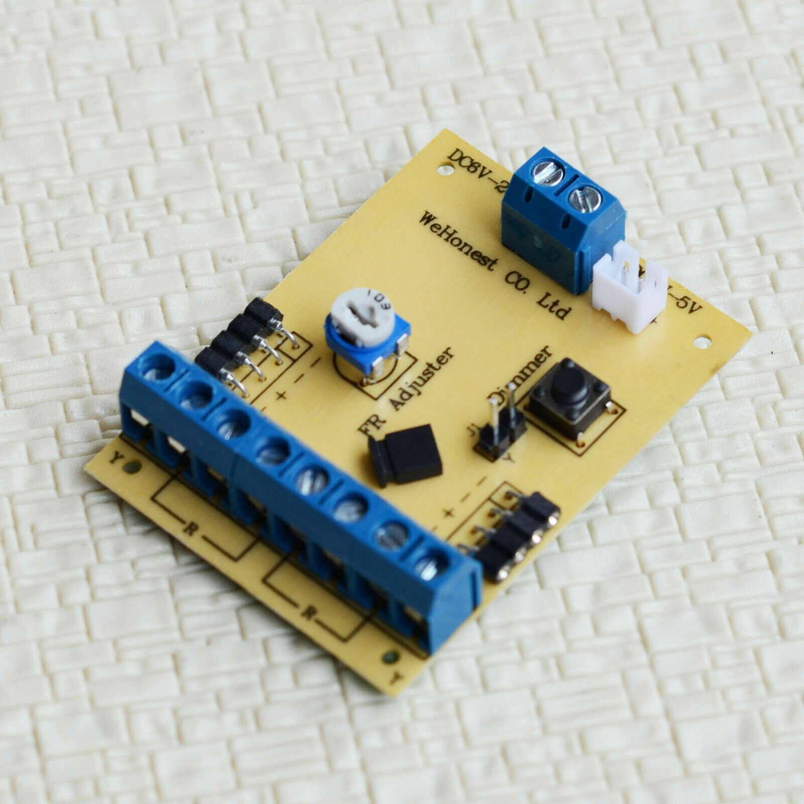 4 x HO Scale Railroad Crossing Signals 2mm LEDs made + 2 Circuit board flashers