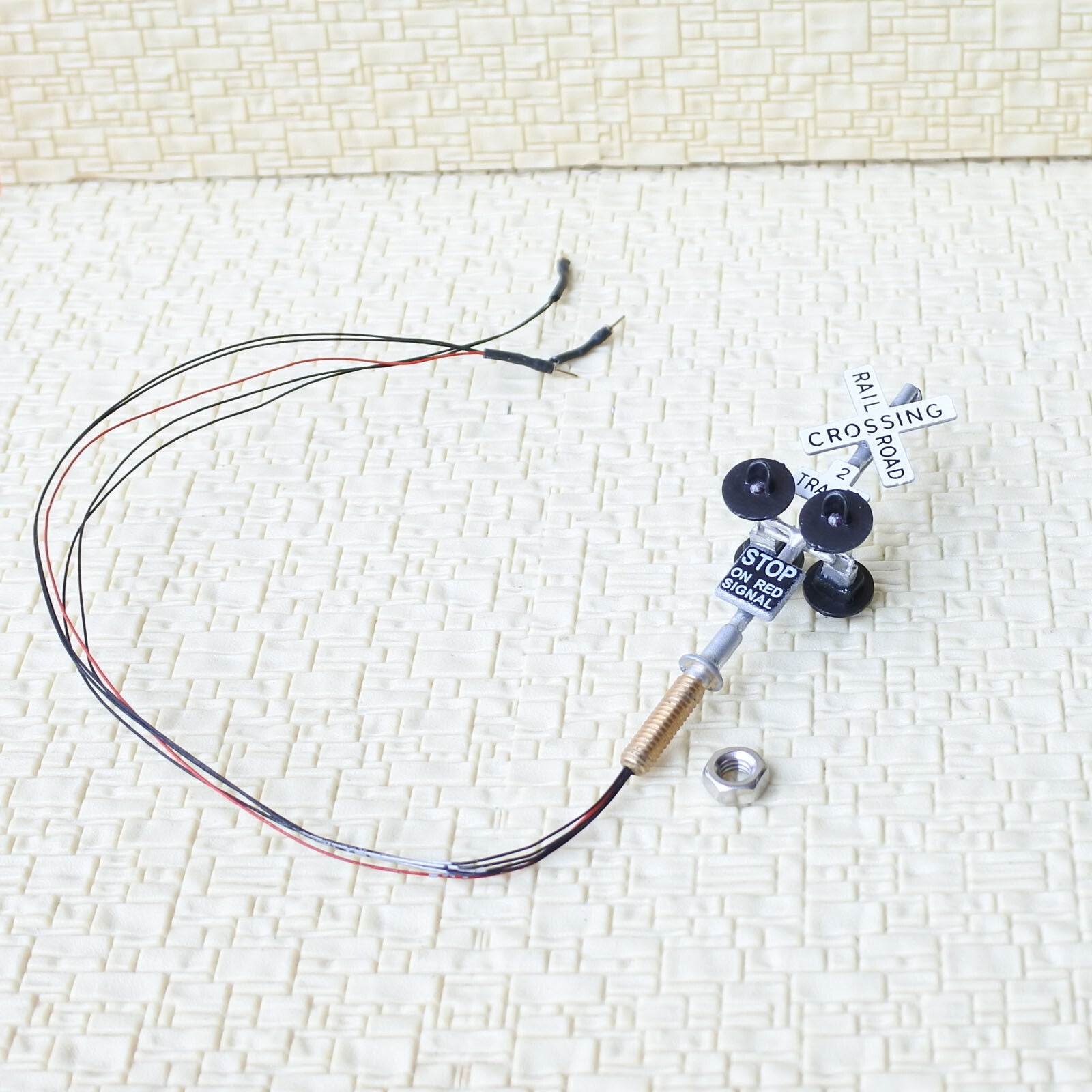 2 x HO scale railroad crossing signals 2 tracks + 1 circuit board flasher #SL4